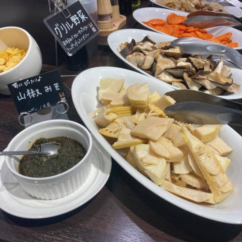 [Bamboo shoots & spring menu 2]
Hello!
It's a veggie full kitchen 🪻

Golden Week is here🚗
This year's holidays are a succession of leaps and bounds.
Do you all have plans to go out?
Bamboo shoots are now available in Toyooka Village🎋🐼

We also use it in our cooking at Vegeful Kitchen 👩‍🍳
*Depending on stock availability, there may be days when the product is not available.

■ Bamboo shoots
👩‍🌾Karasawa-san, Suganuma-san
We use bamboo shoots in a variety of dishes, such as rice, stews, and grilled dishes! They go great with our homemade Japanese pepper miso.
Because the fresh bamboo shoots are cooked immediately,
It doesn't taste bitter and has a good texture.
It's delicious💯

■ Kogomi
👨‍🌾Karasawa-san
It is a wild vegetable made from the young shoots of a plant called Aspergillus revoluta.
No need to remove the bitterness, just boil it briefly
You can enjoy the crunchy texture 🌿
It is served dressed with sesame seeds or boiled in soy sauce.

■ Bracken
🧑‍🌾Miyatosan
Boiled in bonito flakes and mayonnaise 😋
It can also be pickled.
It has a crunchy texture and unique stickiness!
The bitterness is removed by boiling it with ash.
The ash we use comes from the bamboo boiler used in Toyooka Tabi Jikan's foot bath 🔥🎋

◾️Japanese parsley
👨‍🌾Karasawa-san
Boil it, season it, and mix it with freshly cooked rice.
For rice with parsley🍚🌱
A dish that makes the most of the flavor of Japanese parsley.

Others include spring cabbage, leaf onions,
New onions, snow peas, etc.
Menu items using fresh spring vegetables
It's increasing 🧅🥬🫛

The herb garden is also blooming
It's getting colorful 🌈

If you are still wondering where to go,
Visit the Vegeful Kitchen to enjoy seasonal spring vegetables and wild plants
Please come and visit us☺️

During Golden Week
Customers stopping by the Toyooka Marche Roadside Station
As the number of visitors increases, congestion is expected.
If you want to make sure you eat,
Reservations are recommended!
Please feel free to contact us 📞

We look forward to your visit 🥗

✼••┈┈••✼••┈┈••✼••┈┈••✼••┈┈••✼
Vegeful Kitchen is
Fresh vegetables and fruits from Toyooka Village
A generous buffet-style meal
Vegetable Garden Buffet Restaurant
﹍ ﹍ ﹍ ﹍ ﹍ ﹍ ﹍ ﹍ ﹍
VEGE-FULL KITCHEN
﹉ ﹉ ﹉ ﹉ ﹉ ﹉ ﹉ ﹉ ﹉
@Roadside Station Minami Shinshu Toyooka Marche
Nagano Prefecture, Shimoina District, Toyooka Village, Kamiina 12410
☎️0265-48-8063

#Vegetablefulkitchen
#vegefullkitchen
#VegetableGardenBuffet
#Buffet #Restaurant
#Lots of vegetables #Vegetable buffet
#Fills your stomach and your heart
#Toyooka Travel Time #Toyooka Marche
#Minami Shinshu Toyooka Marche #Roadside station #Roadside station restaurant
#Toyooka Village #Iida City #Shimoina
#Spring #In-season #Mountain vegetables #Bamboo shoots #Bamboo shoots #Bamboo shoot rice #Kogomi #Bracken #Japanese parsley #Spring cabbage #Leaf onions #New onions #Snow peas