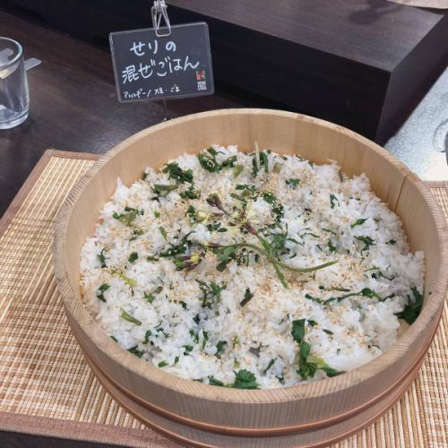[Bamboo shoots & spring menu 2]
Hello!
It's a veggie full kitchen 🪻

Golden Week is here🚗
This year's holidays are a succession of leaps and bounds.
Do you all have plans to go out?
Bamboo shoots are now available in Toyooka Village🎋🐼

We also use it in our cooking at Vegeful Kitchen 👩‍🍳
*Depending on stock availability, there may be days when the product is not available.

■ Bamboo shoots
👩‍🌾Karasawa-san, Suganuma-san
We use bamboo shoots in a variety of dishes, such as rice, stews, and grilled dishes! They go great with our homemade Japanese pepper miso.
Because the fresh bamboo shoots are cooked immediately,
It doesn't taste bitter and has a good texture.
It's delicious💯

■ Kogomi
👨‍🌾Karasawa-san
It is a wild vegetable made from the young shoots of a plant called Aspergillus revoluta.
No need to remove the bitterness, just boil it briefly
You can enjoy the crunchy texture 🌿
It is served dressed with sesame seeds or boiled in soy sauce.

■ Bracken
🧑‍🌾Miyatosan
Boiled in bonito flakes and mayonnaise 😋
It can also be pickled.
It has a crunchy texture and unique stickiness!
The bitterness is removed by boiling it with ash.
The ash we use comes from the bamboo boiler used in Toyooka Tabi Jikan's foot bath 🔥🎋

◾️Japanese parsley
👨‍🌾Karasawa-san
Boil it, season it, and mix it with freshly cooked rice.
For rice with parsley🍚🌱
A dish that makes the most of the flavor of Japanese parsley.

Others include spring cabbage, leaf onions,
New onions, snow peas, etc.
Menu items using fresh spring vegetables
It's increasing 🧅🥬🫛

The herb garden is also blooming
It's getting colorful 🌈

If you are still wondering where to go,
Visit the Vegeful Kitchen to enjoy seasonal spring vegetables and wild plants
Please come and visit us☺️

During Golden Week
Customers stopping by the Toyooka Marche Roadside Station
As the number of visitors increases, congestion is expected.
If you want to make sure you eat,
Reservations are recommended!
Please feel free to contact us 📞

We look forward to your visit 🥗

✼••┈┈••✼••┈┈••✼••┈┈••✼••┈┈••✼
Vegeful Kitchen is
Fresh vegetables and fruits from Toyooka Village
A generous buffet-style meal
Vegetable Garden Buffet Restaurant
﹍ ﹍ ﹍ ﹍ ﹍ ﹍ ﹍ ﹍ ﹍
VEGE-FULL KITCHEN
﹉ ﹉ ﹉ ﹉ ﹉ ﹉ ﹉ ﹉ ﹉
@Roadside Station Minami Shinshu Toyooka Marche
Nagano Prefecture, Shimoina District, Toyooka Village, Kamiina 12410
☎️0265-48-8063

#Vegetablefulkitchen
#vegefullkitchen
#VegetableGardenBuffet
#Buffet #Restaurant
#Lots of vegetables #Vegetable buffet
#Fills your stomach and your heart
#Toyooka Travel Time #Toyooka Marche
#Minami Shinshu Toyooka Marche #Roadside station #Roadside station restaurant
#Toyooka Village #Iida City #Shimoina
#Spring #In-season #Mountain vegetables #Bamboo shoots #Bamboo shoots #Bamboo shoot rice #Kogomi #Bracken #Japanese parsley #Spring cabbage #Leaf onions #New onions #Snow peas