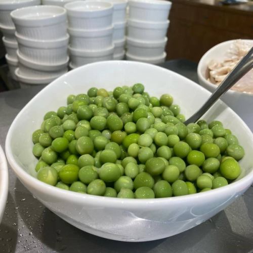 【初夏メニュー】

こんにちは！
ベジフルキッチンです🍒

梅雨入りしたと思ったら
カラッと晴れて真夏のような暑さが続いたり、
また急な雨になったりと…☔️
急な天気の変化で体調を崩されていないでしょうか？
しっかりと食事をして、体調管理にお気をつけください🕊️

最近のお野菜・メニューをご紹介いたします！

■紫陽花（あじさい）ゼリー🩵
お隣の喬木村にある
THUKUMO FARMさんから仕入れた
バタフライピーというマメ科の花の乾燥を使って
綺麗なブルーのゼリーをご用意しました🦋
ぶどうゼリーとミックスすることでより紫陽花に似た色合いに🟣

葉っぱに見立てたハーブは
ベジフルキッチン横のハーブガーデンで採れたものです🪴
６月紫陽花の咲く時期に数量限定でのご用意です！
たくさんのお客様からご好評いただいています♪

■そら豆
👩‍🌾壬生さん
薄皮ごとスチームしてご提供しました
そらまめ独特の味わいと、ほくほくとした食感が口いっぱいに広がります🟢

■グリーンピース
🧑‍🌾壬生さん
豆ごはんや、ちらし寿司、サラダ用にもさまざまご用意しています🫛
冷凍されたものはパサパサとした食感で
苦手な方もいらっしゃると思いますが、
ベジフルキッチンでご用意している
生のグリーンピースは
全くの別物に感じられるほど、
しっとりと味も濃く美味しいです😋
是非苦手意識がある方にも
チャレンジしてみていただきたいです🔥

■コリンキー
👩‍🌾林さん
生食できるカボチャです🎃
サラダ用に薄くスライスしたものは
シャキシャキと歯ごたえ抜群！
揚げびたしは加熱しているため、
カボチャらしいほろっとした食感で楽しめます✨

■ミニトマト
👨‍🌾原さん
プレミアムルビー、イエローミニ、
キャンディーポップなど、
色々な種類のミニトマトを
作ってくださっています！
肉厚でジューシー、食べ応え満点です💯
野菜ピザのトッピングにも使っています🍕

■空心菜
🧑‍🌾原さん、酒井さん
茎の中が空洞になっている特徴の野菜です🥬
βカロテン豊富で油との相性抜群！
炒め物にしてシャキシャキ食感をお楽しみいただけます😊

トマト、きゅうり、なす、
ピーマン、とうもろこしなど
夏野菜の仕入れも増えてきました！
旬の食材をたっぷりと使ったお料理で
みなさまのおなかも心も満たされますように💫
🍅🥒🍆🫑🌽

７月は七夕のプチイベントを企画中です🌌🎋

みなさまのご来店、心よりお待ちしております！

✼••┈┈••✼••┈┈••✼••┈┈••✼••┈┈••✼ 
ベジフルキッチンは
 豊丘村の新鮮な野菜や果物が 
たっぷり取れるビュッフェスタイルの 
菜園ビュッフェレストラン 
﹍ ﹍ ﹍ ﹍ ﹍ ﹍ ﹍ ﹍ ﹍ 
ベジフルキッチン VEGE-FULL KITCHEN 
﹉ ﹉ ﹉ ﹉ ﹉ ﹉ ﹉ ﹉ ﹉ 
@道の駅南信州とよおかマルシェ 
長野県下伊那郡豊丘村神稲12410 
☎️0265-48-8063

#ベジフルキッチン
#vegefullkitchen
#菜園ビュッフェ
#ビュッフェ #レストラン
#野菜たっぷり #野菜ビュッフェ
#おなかも心も満たされる
#とよおか旅時間#とよおかマルシェ
#南信州とよおかマルシェ #道の駅 #道の駅レストラン 
#豊丘村 #飯田市 #下伊那
#6月#水無月#梅雨#さくらんぼ狩り#紫陽花#紫陽花ゼリー#ハーブガーデン#そら豆#グリーンピース#コリンキー#ミニトマト#空芯菜#夏野菜