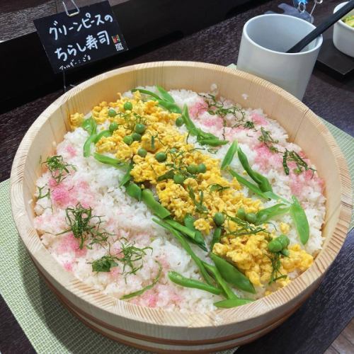 【初夏メニュー】

こんにちは！
ベジフルキッチンです🍒

梅雨入りしたと思ったら
カラッと晴れて真夏のような暑さが続いたり、
また急な雨になったりと…☔️
急な天気の変化で体調を崩されていないでしょうか？
しっかりと食事をして、体調管理にお気をつけください🕊️

最近のお野菜・メニューをご紹介いたします！

■紫陽花（あじさい）ゼリー🩵
お隣の喬木村にある
THUKUMO FARMさんから仕入れた
バタフライピーというマメ科の花の乾燥を使って
綺麗なブルーのゼリーをご用意しました🦋
ぶどうゼリーとミックスすることでより紫陽花に似た色合いに🟣

葉っぱに見立てたハーブは
ベジフルキッチン横のハーブガーデンで採れたものです🪴
６月紫陽花の咲く時期に数量限定でのご用意です！
たくさんのお客様からご好評いただいています♪

■そら豆
👩‍🌾壬生さん
薄皮ごとスチームしてご提供しました
そらまめ独特の味わいと、ほくほくとした食感が口いっぱいに広がります🟢

■グリーンピース
🧑‍🌾壬生さん
豆ごはんや、ちらし寿司、サラダ用にもさまざまご用意しています🫛
冷凍されたものはパサパサとした食感で
苦手な方もいらっしゃると思いますが、
ベジフルキッチンでご用意している
生のグリーンピースは
全くの別物に感じられるほど、
しっとりと味も濃く美味しいです😋
是非苦手意識がある方にも
チャレンジしてみていただきたいです🔥

■コリンキー
👩‍🌾林さん
生食できるカボチャです🎃
サラダ用に薄くスライスしたものは
シャキシャキと歯ごたえ抜群！
揚げびたしは加熱しているため、
カボチャらしいほろっとした食感で楽しめます✨

■ミニトマト
👨‍🌾原さん
プレミアムルビー、イエローミニ、
キャンディーポップなど、
色々な種類のミニトマトを
作ってくださっています！
肉厚でジューシー、食べ応え満点です💯
野菜ピザのトッピングにも使っています🍕

■空心菜
🧑‍🌾原さん、酒井さん
茎の中が空洞になっている特徴の野菜です🥬
βカロテン豊富で油との相性抜群！
炒め物にしてシャキシャキ食感をお楽しみいただけます😊

トマト、きゅうり、なす、
ピーマン、とうもろこしなど
夏野菜の仕入れも増えてきました！
旬の食材をたっぷりと使ったお料理で
みなさまのおなかも心も満たされますように💫
🍅🥒🍆🫑🌽

７月は七夕のプチイベントを企画中です🌌🎋

みなさまのご来店、心よりお待ちしております！

✼••┈┈••✼••┈┈••✼••┈┈••✼••┈┈••✼ 
ベジフルキッチンは
 豊丘村の新鮮な野菜や果物が 
たっぷり取れるビュッフェスタイルの 
菜園ビュッフェレストラン 
﹍ ﹍ ﹍ ﹍ ﹍ ﹍ ﹍ ﹍ ﹍ 
ベジフルキッチン VEGE-FULL KITCHEN 
﹉ ﹉ ﹉ ﹉ ﹉ ﹉ ﹉ ﹉ ﹉ 
@道の駅南信州とよおかマルシェ 
長野県下伊那郡豊丘村神稲12410 
☎️0265-48-8063

#ベジフルキッチン
#vegefullkitchen
#菜園ビュッフェ
#ビュッフェ #レストラン
#野菜たっぷり #野菜ビュッフェ
#おなかも心も満たされる
#とよおか旅時間#とよおかマルシェ
#南信州とよおかマルシェ #道の駅 #道の駅レストラン 
#豊丘村 #飯田市 #下伊那
#6月#水無月#梅雨#さくらんぼ狩り#紫陽花#紫陽花ゼリー#ハーブガーデン#そら豆#グリーンピース#コリンキー#ミニトマト#空芯菜#夏野菜
