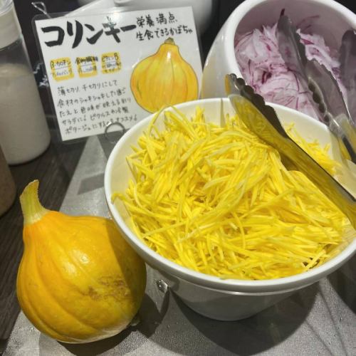 【初夏メニュー】

こんにちは！
ベジフルキッチンです🍒

梅雨入りしたと思ったら
カラッと晴れて真夏のような暑さが続いたり、
また急な雨になったりと…☔️
急な天気の変化で体調を崩されていないでしょうか？
しっかりと食事をして、体調管理にお気をつけください🕊️

最近のお野菜・メニューをご紹介いたします！

■紫陽花（あじさい）ゼリー🩵
お隣の喬木村にある
THUKUMO FARMさんから仕入れた
バタフライピーというマメ科の花の乾燥を使って
綺麗なブルーのゼリーをご用意しました🦋
ぶどうゼリーとミックスすることでより紫陽花に似た色合いに🟣

葉っぱに見立てたハーブは
ベジフルキッチン横のハーブガーデンで採れたものです🪴
６月紫陽花の咲く時期に数量限定でのご用意です！
たくさんのお客様からご好評いただいています♪

■そら豆
👩‍🌾壬生さん
薄皮ごとスチームしてご提供しました
そらまめ独特の味わいと、ほくほくとした食感が口いっぱいに広がります🟢

■グリーンピース
🧑‍🌾壬生さん
豆ごはんや、ちらし寿司、サラダ用にもさまざまご用意しています🫛
冷凍されたものはパサパサとした食感で
苦手な方もいらっしゃると思いますが、
ベジフルキッチンでご用意している
生のグリーンピースは
全くの別物に感じられるほど、
しっとりと味も濃く美味しいです😋
是非苦手意識がある方にも
チャレンジしてみていただきたいです🔥

■コリンキー
👩‍🌾林さん
生食できるカボチャです🎃
サラダ用に薄くスライスしたものは
シャキシャキと歯ごたえ抜群！
揚げびたしは加熱しているため、
カボチャらしいほろっとした食感で楽しめます✨

■ミニトマト
👨‍🌾原さん
プレミアムルビー、イエローミニ、
キャンディーポップなど、
色々な種類のミニトマトを
作ってくださっています！
肉厚でジューシー、食べ応え満点です💯
野菜ピザのトッピングにも使っています🍕

■空心菜
🧑‍🌾原さん、酒井さん
茎の中が空洞になっている特徴の野菜です🥬
βカロテン豊富で油との相性抜群！
炒め物にしてシャキシャキ食感をお楽しみいただけます😊

トマト、きゅうり、なす、
ピーマン、とうもろこしなど
夏野菜の仕入れも増えてきました！
旬の食材をたっぷりと使ったお料理で
みなさまのおなかも心も満たされますように💫
🍅🥒🍆🫑🌽

７月は七夕のプチイベントを企画中です🌌🎋

みなさまのご来店、心よりお待ちしております！

✼••┈┈••✼••┈┈••✼••┈┈••✼••┈┈••✼ 
ベジフルキッチンは
 豊丘村の新鮮な野菜や果物が 
たっぷり取れるビュッフェスタイルの 
菜園ビュッフェレストラン 
﹍ ﹍ ﹍ ﹍ ﹍ ﹍ ﹍ ﹍ ﹍ 
ベジフルキッチン VEGE-FULL KITCHEN 
﹉ ﹉ ﹉ ﹉ ﹉ ﹉ ﹉ ﹉ ﹉ 
@道の駅南信州とよおかマルシェ 
長野県下伊那郡豊丘村神稲12410 
☎️0265-48-8063

#ベジフルキッチン
#vegefullkitchen
#菜園ビュッフェ
#ビュッフェ #レストラン
#野菜たっぷり #野菜ビュッフェ
#おなかも心も満たされる
#とよおか旅時間#とよおかマルシェ
#南信州とよおかマルシェ #道の駅 #道の駅レストラン 
#豊丘村 #飯田市 #下伊那
#6月#水無月#梅雨#さくらんぼ狩り#紫陽花#紫陽花ゼリー#ハーブガーデン#そら豆#グリーンピース#コリンキー#ミニトマト#空芯菜#夏野菜