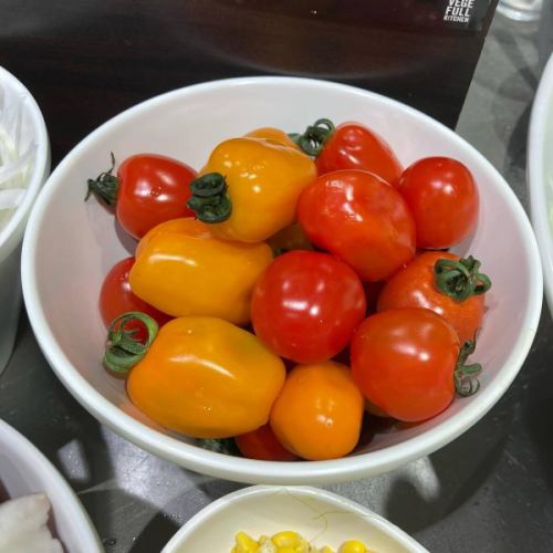 【初夏メニュー】

こんにちは！
ベジフルキッチンです🍒

梅雨入りしたと思ったら
カラッと晴れて真夏のような暑さが続いたり、
また急な雨になったりと…☔️
急な天気の変化で体調を崩されていないでしょうか？
しっかりと食事をして、体調管理にお気をつけください🕊️

最近のお野菜・メニューをご紹介いたします！

■紫陽花（あじさい）ゼリー🩵
お隣の喬木村にある
THUKUMO FARMさんから仕入れた
バタフライピーというマメ科の花の乾燥を使って
綺麗なブルーのゼリーをご用意しました🦋
ぶどうゼリーとミックスすることでより紫陽花に似た色合いに🟣

葉っぱに見立てたハーブは
ベジフルキッチン横のハーブガーデンで採れたものです🪴
６月紫陽花の咲く時期に数量限定でのご用意です！
たくさんのお客様からご好評いただいています♪

■そら豆
👩‍🌾壬生さん
薄皮ごとスチームしてご提供しました
そらまめ独特の味わいと、ほくほくとした食感が口いっぱいに広がります🟢

■グリーンピース
🧑‍🌾壬生さん
豆ごはんや、ちらし寿司、サラダ用にもさまざまご用意しています🫛
冷凍されたものはパサパサとした食感で
苦手な方もいらっしゃると思いますが、
ベジフルキッチンでご用意している
生のグリーンピースは
全くの別物に感じられるほど、
しっとりと味も濃く美味しいです😋
是非苦手意識がある方にも
チャレンジしてみていただきたいです🔥

■コリンキー
👩‍🌾林さん
生食できるカボチャです🎃
サラダ用に薄くスライスしたものは
シャキシャキと歯ごたえ抜群！
揚げびたしは加熱しているため、
カボチャらしいほろっとした食感で楽しめます✨

■ミニトマト
👨‍🌾原さん
プレミアムルビー、イエローミニ、
キャンディーポップなど、
色々な種類のミニトマトを
作ってくださっています！
肉厚でジューシー、食べ応え満点です💯
野菜ピザのトッピングにも使っています🍕

■空心菜
🧑‍🌾原さん、酒井さん
茎の中が空洞になっている特徴の野菜です🥬
βカロテン豊富で油との相性抜群！
炒め物にしてシャキシャキ食感をお楽しみいただけます😊

トマト、きゅうり、なす、
ピーマン、とうもろこしなど
夏野菜の仕入れも増えてきました！
旬の食材をたっぷりと使ったお料理で
みなさまのおなかも心も満たされますように💫
🍅🥒🍆🫑🌽

７月は七夕のプチイベントを企画中です🌌🎋

みなさまのご来店、心よりお待ちしております！

✼••┈┈••✼••┈┈••✼••┈┈••✼••┈┈••✼ 
ベジフルキッチンは
 豊丘村の新鮮な野菜や果物が 
たっぷり取れるビュッフェスタイルの 
菜園ビュッフェレストラン 
﹍ ﹍ ﹍ ﹍ ﹍ ﹍ ﹍ ﹍ ﹍ 
ベジフルキッチン VEGE-FULL KITCHEN 
﹉ ﹉ ﹉ ﹉ ﹉ ﹉ ﹉ ﹉ ﹉ 
@道の駅南信州とよおかマルシェ 
長野県下伊那郡豊丘村神稲12410 
☎️0265-48-8063

#ベジフルキッチン
#vegefullkitchen
#菜園ビュッフェ
#ビュッフェ #レストラン
#野菜たっぷり #野菜ビュッフェ
#おなかも心も満たされる
#とよおか旅時間#とよおかマルシェ
#南信州とよおかマルシェ #道の駅 #道の駅レストラン 
#豊丘村 #飯田市 #下伊那
#6月#水無月#梅雨#さくらんぼ狩り#紫陽花#紫陽花ゼリー#ハーブガーデン#そら豆#グリーンピース#コリンキー#ミニトマト#空芯菜#夏野菜