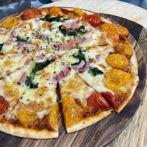 【初夏メニュー】

こんにちは！
ベジフルキッチンです🍒

梅雨入りしたと思ったら
カラッと晴れて真夏のような暑さが続いたり、
また急な雨になったりと…☔️
急な天気の変化で体調を崩されていないでしょうか？
しっかりと食事をして、体調管理にお気をつけください🕊️

最近のお野菜・メニューをご紹介いたします！

■紫陽花（あじさい）ゼリー🩵
お隣の喬木村にある
THUKUMO FARMさんから仕入れた
バタフライピーというマメ科の花の乾燥を使って
綺麗なブルーのゼリーをご用意しました🦋
ぶどうゼリーとミックスすることでより紫陽花に似た色合いに🟣

葉っぱに見立てたハーブは
ベジフルキッチン横のハーブガーデンで採れたものです🪴
６月紫陽花の咲く時期に数量限定でのご用意です！
たくさんのお客様からご好評いただいています♪

■そら豆
👩‍🌾壬生さん
薄皮ごとスチームしてご提供しました
そらまめ独特の味わいと、ほくほくとした食感が口いっぱいに広がります🟢

■グリーンピース
🧑‍🌾壬生さん
豆ごはんや、ちらし寿司、サラダ用にもさまざまご用意しています🫛
冷凍されたものはパサパサとした食感で
苦手な方もいらっしゃると思いますが、
ベジフルキッチンでご用意している
生のグリーンピースは
全くの別物に感じられるほど、
しっとりと味も濃く美味しいです😋
是非苦手意識がある方にも
チャレンジしてみていただきたいです🔥

■コリンキー
👩‍🌾林さん
生食できるカボチャです🎃
サラダ用に薄くスライスしたものは
シャキシャキと歯ごたえ抜群！
揚げびたしは加熱しているため、
カボチャらしいほろっとした食感で楽しめます✨

■ミニトマト
👨‍🌾原さん
プレミアムルビー、イエローミニ、
キャンディーポップなど、
色々な種類のミニトマトを
作ってくださっています！
肉厚でジューシー、食べ応え満点です💯
野菜ピザのトッピングにも使っています🍕

■空心菜
🧑‍🌾原さん、酒井さん
茎の中が空洞になっている特徴の野菜です🥬
βカロテン豊富で油との相性抜群！
炒め物にしてシャキシャキ食感をお楽しみいただけます😊

トマト、きゅうり、なす、
ピーマン、とうもろこしなど
夏野菜の仕入れも増えてきました！
旬の食材をたっぷりと使ったお料理で
みなさまのおなかも心も満たされますように💫
🍅🥒🍆🫑🌽

７月は七夕のプチイベントを企画中です🌌🎋

みなさまのご来店、心よりお待ちしております！

✼••┈┈••✼••┈┈••✼••┈┈••✼••┈┈••✼ 
ベジフルキッチンは
 豊丘村の新鮮な野菜や果物が 
たっぷり取れるビュッフェスタイルの 
菜園ビュッフェレストラン 
﹍ ﹍ ﹍ ﹍ ﹍ ﹍ ﹍ ﹍ ﹍ 
ベジフルキッチン VEGE-FULL KITCHEN 
﹉ ﹉ ﹉ ﹉ ﹉ ﹉ ﹉ ﹉ ﹉ 
@道の駅南信州とよおかマルシェ 
長野県下伊那郡豊丘村神稲12410 
☎️0265-48-8063

#ベジフルキッチン
#vegefullkitchen
#菜園ビュッフェ
#ビュッフェ #レストラン
#野菜たっぷり #野菜ビュッフェ
#おなかも心も満たされる
#とよおか旅時間#とよおかマルシェ
#南信州とよおかマルシェ #道の駅 #道の駅レストラン 
#豊丘村 #飯田市 #下伊那
#6月#水無月#梅雨#さくらんぼ狩り#紫陽花#紫陽花ゼリー#ハーブガーデン#そら豆#グリーンピース#コリンキー#ミニトマト#空芯菜#夏野菜