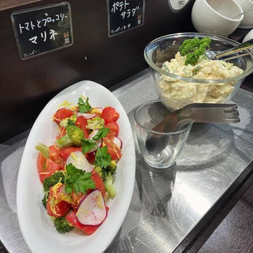 【初夏メニュー】

こんにちは！
ベジフルキッチンです🍒

梅雨入りしたと思ったら
カラッと晴れて真夏のような暑さが続いたり、
また急な雨になったりと…☔️
急な天気の変化で体調を崩されていないでしょうか？
しっかりと食事をして、体調管理にお気をつけください🕊️

最近のお野菜・メニューをご紹介いたします！

■紫陽花（あじさい）ゼリー🩵
お隣の喬木村にある
THUKUMO FARMさんから仕入れた
バタフライピーというマメ科の花の乾燥を使って
綺麗なブルーのゼリーをご用意しました🦋
ぶどうゼリーとミックスすることでより紫陽花に似た色合いに🟣

葉っぱに見立てたハーブは
ベジフルキッチン横のハーブガーデンで採れたものです🪴
６月紫陽花の咲く時期に数量限定でのご用意です！
たくさんのお客様からご好評いただいています♪

■そら豆
👩‍🌾壬生さん
薄皮ごとスチームしてご提供しました
そらまめ独特の味わいと、ほくほくとした食感が口いっぱいに広がります🟢

■グリーンピース
🧑‍🌾壬生さん
豆ごはんや、ちらし寿司、サラダ用にもさまざまご用意しています🫛
冷凍されたものはパサパサとした食感で
苦手な方もいらっしゃると思いますが、
ベジフルキッチンでご用意している
生のグリーンピースは
全くの別物に感じられるほど、
しっとりと味も濃く美味しいです😋
是非苦手意識がある方にも
チャレンジしてみていただきたいです🔥

■コリンキー
👩‍🌾林さん
生食できるカボチャです🎃
サラダ用に薄くスライスしたものは
シャキシャキと歯ごたえ抜群！
揚げびたしは加熱しているため、
カボチャらしいほろっとした食感で楽しめます✨

■ミニトマト
👨‍🌾原さん
プレミアムルビー、イエローミニ、
キャンディーポップなど、
色々な種類のミニトマトを
作ってくださっています！
肉厚でジューシー、食べ応え満点です💯
野菜ピザのトッピングにも使っています🍕

■空心菜
🧑‍🌾原さん、酒井さん
茎の中が空洞になっている特徴の野菜です🥬
βカロテン豊富で油との相性抜群！
炒め物にしてシャキシャキ食感をお楽しみいただけます😊

トマト、きゅうり、なす、
ピーマン、とうもろこしなど
夏野菜の仕入れも増えてきました！
旬の食材をたっぷりと使ったお料理で
みなさまのおなかも心も満たされますように💫
🍅🥒🍆🫑🌽

７月は七夕のプチイベントを企画中です🌌🎋

みなさまのご来店、心よりお待ちしております！

✼••┈┈••✼••┈┈••✼••┈┈••✼••┈┈••✼ 
ベジフルキッチンは
 豊丘村の新鮮な野菜や果物が 
たっぷり取れるビュッフェスタイルの 
菜園ビュッフェレストラン 
﹍ ﹍ ﹍ ﹍ ﹍ ﹍ ﹍ ﹍ ﹍ 
ベジフルキッチン VEGE-FULL KITCHEN 
﹉ ﹉ ﹉ ﹉ ﹉ ﹉ ﹉ ﹉ ﹉ 
@道の駅南信州とよおかマルシェ 
長野県下伊那郡豊丘村神稲12410 
☎️0265-48-8063

#ベジフルキッチン
#vegefullkitchen
#菜園ビュッフェ
#ビュッフェ #レストラン
#野菜たっぷり #野菜ビュッフェ
#おなかも心も満たされる
#とよおか旅時間#とよおかマルシェ
#南信州とよおかマルシェ #道の駅 #道の駅レストラン 
#豊丘村 #飯田市 #下伊那
#6月#水無月#梅雨#さくらんぼ狩り#紫陽花#紫陽花ゼリー#ハーブガーデン#そら豆#グリーンピース#コリンキー#ミニトマト#空芯菜#夏野菜