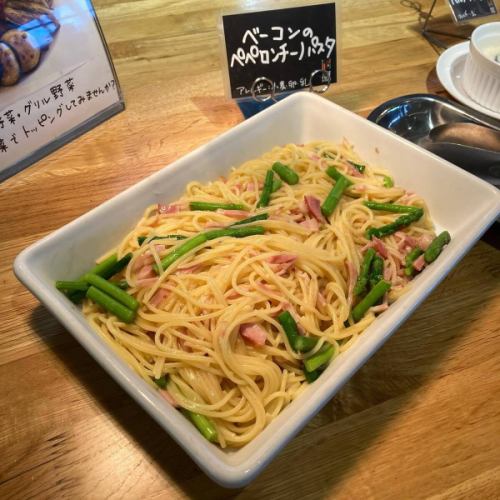 【初夏メニュー】

こんにちは！
ベジフルキッチンです🍒

梅雨入りしたと思ったら
カラッと晴れて真夏のような暑さが続いたり、
また急な雨になったりと…☔️
急な天気の変化で体調を崩されていないでしょうか？
しっかりと食事をして、体調管理にお気をつけください🕊️

最近のお野菜・メニューをご紹介いたします！

■紫陽花（あじさい）ゼリー🩵
お隣の喬木村にある
THUKUMO FARMさんから仕入れた
バタフライピーというマメ科の花の乾燥を使って
綺麗なブルーのゼリーをご用意しました🦋
ぶどうゼリーとミックスすることでより紫陽花に似た色合いに🟣

葉っぱに見立てたハーブは
ベジフルキッチン横のハーブガーデンで採れたものです🪴
６月紫陽花の咲く時期に数量限定でのご用意です！
たくさんのお客様からご好評いただいています♪

■そら豆
👩‍🌾壬生さん
薄皮ごとスチームしてご提供しました
そらまめ独特の味わいと、ほくほくとした食感が口いっぱいに広がります🟢

■グリーンピース
🧑‍🌾壬生さん
豆ごはんや、ちらし寿司、サラダ用にもさまざまご用意しています🫛
冷凍されたものはパサパサとした食感で
苦手な方もいらっしゃると思いますが、
ベジフルキッチンでご用意している
生のグリーンピースは
全くの別物に感じられるほど、
しっとりと味も濃く美味しいです😋
是非苦手意識がある方にも
チャレンジしてみていただきたいです🔥

■コリンキー
👩‍🌾林さん
生食できるカボチャです🎃
サラダ用に薄くスライスしたものは
シャキシャキと歯ごたえ抜群！
揚げびたしは加熱しているため、
カボチャらしいほろっとした食感で楽しめます✨

■ミニトマト
👨‍🌾原さん
プレミアムルビー、イエローミニ、
キャンディーポップなど、
色々な種類のミニトマトを
作ってくださっています！
肉厚でジューシー、食べ応え満点です💯
野菜ピザのトッピングにも使っています🍕

■空心菜
🧑‍🌾原さん、酒井さん
茎の中が空洞になっている特徴の野菜です🥬
βカロテン豊富で油との相性抜群！
炒め物にしてシャキシャキ食感をお楽しみいただけます😊

トマト、きゅうり、なす、
ピーマン、とうもろこしなど
夏野菜の仕入れも増えてきました！
旬の食材をたっぷりと使ったお料理で
みなさまのおなかも心も満たされますように💫
🍅🥒🍆🫑🌽

７月は七夕のプチイベントを企画中です🌌🎋

みなさまのご来店、心よりお待ちしております！

✼••┈┈••✼••┈┈••✼••┈┈••✼••┈┈••✼ 
ベジフルキッチンは
 豊丘村の新鮮な野菜や果物が 
たっぷり取れるビュッフェスタイルの 
菜園ビュッフェレストラン 
﹍ ﹍ ﹍ ﹍ ﹍ ﹍ ﹍ ﹍ ﹍ 
ベジフルキッチン VEGE-FULL KITCHEN 
﹉ ﹉ ﹉ ﹉ ﹉ ﹉ ﹉ ﹉ ﹉ 
@道の駅南信州とよおかマルシェ 
長野県下伊那郡豊丘村神稲12410 
☎️0265-48-8063

#ベジフルキッチン
#vegefullkitchen
#菜園ビュッフェ
#ビュッフェ #レストラン
#野菜たっぷり #野菜ビュッフェ
#おなかも心も満たされる
#とよおか旅時間#とよおかマルシェ
#南信州とよおかマルシェ #道の駅 #道の駅レストラン 
#豊丘村 #飯田市 #下伊那
#6月#水無月#梅雨#さくらんぼ狩り#紫陽花#紫陽花ゼリー#ハーブガーデン#そら豆#グリーンピース#コリンキー#ミニトマト#空芯菜#夏野菜