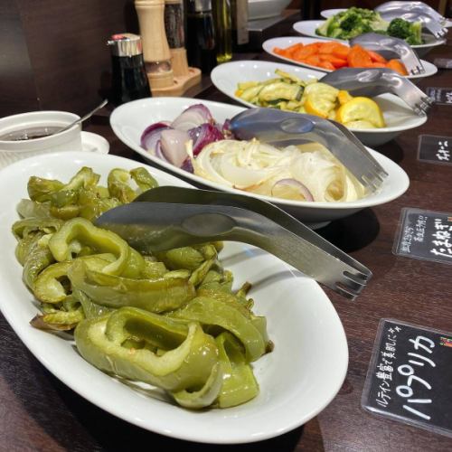 【初夏メニュー】

こんにちは！
ベジフルキッチンです🍒

梅雨入りしたと思ったら
カラッと晴れて真夏のような暑さが続いたり、
また急な雨になったりと…☔️
急な天気の変化で体調を崩されていないでしょうか？
しっかりと食事をして、体調管理にお気をつけください🕊️

最近のお野菜・メニューをご紹介いたします！

■紫陽花（あじさい）ゼリー🩵
お隣の喬木村にある
THUKUMO FARMさんから仕入れた
バタフライピーというマメ科の花の乾燥を使って
綺麗なブルーのゼリーをご用意しました🦋
ぶどうゼリーとミックスすることでより紫陽花に似た色合いに🟣

葉っぱに見立てたハーブは
ベジフルキッチン横のハーブガーデンで採れたものです🪴
６月紫陽花の咲く時期に数量限定でのご用意です！
たくさんのお客様からご好評いただいています♪

■そら豆
👩‍🌾壬生さん
薄皮ごとスチームしてご提供しました
そらまめ独特の味わいと、ほくほくとした食感が口いっぱいに広がります🟢

■グリーンピース
🧑‍🌾壬生さん
豆ごはんや、ちらし寿司、サラダ用にもさまざまご用意しています🫛
冷凍されたものはパサパサとした食感で
苦手な方もいらっしゃると思いますが、
ベジフルキッチンでご用意している
生のグリーンピースは
全くの別物に感じられるほど、
しっとりと味も濃く美味しいです😋
是非苦手意識がある方にも
チャレンジしてみていただきたいです🔥

■コリンキー
👩‍🌾林さん
生食できるカボチャです🎃
サラダ用に薄くスライスしたものは
シャキシャキと歯ごたえ抜群！
揚げびたしは加熱しているため、
カボチャらしいほろっとした食感で楽しめます✨

■ミニトマト
👨‍🌾原さん
プレミアムルビー、イエローミニ、
キャンディーポップなど、
色々な種類のミニトマトを
作ってくださっています！
肉厚でジューシー、食べ応え満点です💯
野菜ピザのトッピングにも使っています🍕

■空心菜
🧑‍🌾原さん、酒井さん
茎の中が空洞になっている特徴の野菜です🥬
βカロテン豊富で油との相性抜群！
炒め物にしてシャキシャキ食感をお楽しみいただけます😊

トマト、きゅうり、なす、
ピーマン、とうもろこしなど
夏野菜の仕入れも増えてきました！
旬の食材をたっぷりと使ったお料理で
みなさまのおなかも心も満たされますように💫
🍅🥒🍆🫑🌽

７月は七夕のプチイベントを企画中です🌌🎋

みなさまのご来店、心よりお待ちしております！

✼••┈┈••✼••┈┈••✼••┈┈••✼••┈┈••✼ 
ベジフルキッチンは
 豊丘村の新鮮な野菜や果物が 
たっぷり取れるビュッフェスタイルの 
菜園ビュッフェレストラン 
﹍ ﹍ ﹍ ﹍ ﹍ ﹍ ﹍ ﹍ ﹍ 
ベジフルキッチン VEGE-FULL KITCHEN 
﹉ ﹉ ﹉ ﹉ ﹉ ﹉ ﹉ ﹉ ﹉ 
@道の駅南信州とよおかマルシェ 
長野県下伊那郡豊丘村神稲12410 
☎️0265-48-8063

#ベジフルキッチン
#vegefullkitchen
#菜園ビュッフェ
#ビュッフェ #レストラン
#野菜たっぷり #野菜ビュッフェ
#おなかも心も満たされる
#とよおか旅時間#とよおかマルシェ
#南信州とよおかマルシェ #道の駅 #道の駅レストラン 
#豊丘村 #飯田市 #下伊那
#6月#水無月#梅雨#さくらんぼ狩り#紫陽花#紫陽花ゼリー#ハーブガーデン#そら豆#グリーンピース#コリンキー#ミニトマト#空芯菜#夏野菜