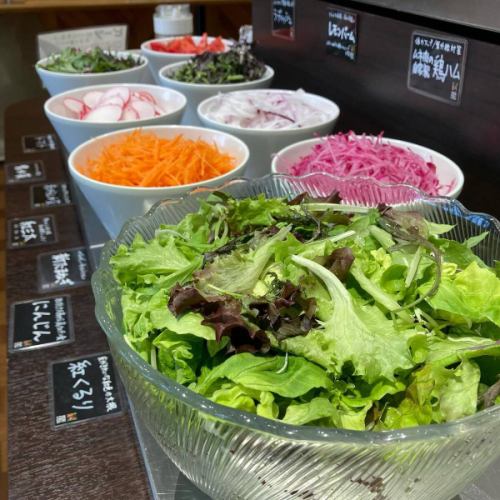 【最近のメニュー】

こんにちは！
ベジフルキッチンです🥗

豊丘村は田植えが始まる時期になりました🌾
水を張り稲の苗を植えるまでの数日限定で、
水鏡に映る中央アルプスをお楽しみいただけます🪞⛰️
お米の価格高騰が深刻で心配も増えますが、
今年も無事に収穫ができるよう切に願うばかりです。
生産者さんへの感謝を忘れず、
残さずしっかりといただきましょう🙏

収穫できるお野菜に合わせて、
日々メニューも変わっていますのでご紹介いたします😆

■玉レタス🥗
市沢さん、田戸さん
今年は４月中旬から
気温が高い日が続いたおかげで、
レタスの生育がよく、豊作になっています！
パリッとみずみずしい食感が
サラダのおいしさの決め手にもなりますよね😋
豊丘村のレタスは、
お客様が「おいしい」と声に出してくださるほどです🏅

■キャベツ🥬
壬生さん
一時は価格高騰で話題になりましたが、
現在は出荷も安定してきました！
春キャベツをたっぷりつかって
新メニューお好み焼きをご用意しています🥘
出汁たっぷりのもちもちの生地と
キャベツの食感が合う👏
是非ご賞味ください！

■アスパラガス🟢
壬生さん
スチームしてそのまま食べるだけでも、
深い味わいがあり大人気✨
冷製スープにも使用しています🥣

■ふき🟡
武田さん、田島さん、壬生さん
しっかりと筋とりをして、甘辛煮やきゃらぶきに♪
きゃらぶきは日本の伝統的な保存食、
ふきを使った佃煮のことで
伽羅（きゃら）色という濃い茶色に
煮詰めるのが特徴です。
ごはんのおともにぴったり🍚

■さやえんどう・スナップエンドウ・グリーンピース🫛
林さん、壬生さん、福澤さん
スチームやデリサラダ、炒め物、ごはんなど
幅広い料理に使っています！
シャキシャキとした食感も面白く、
お好きな方が多いのではないでしょうか？
鮮やかな緑と豆のかわいい形も魅力ですね💕

■サラダかぶ🤍
唐沢さん
サラダや浅漬けはもちろん、
加熱するともっと自然な甘味を感じることができます🍴
揚げびたしにすることで、
出汁もしみておいしい一品です！

サラダバーには
元島さんのレモンバーム（ハーブ）や、
下井田さんのアイスプラントなど
珍しい野菜も並んでいます🌿🍀🌱
ぜひ食べたことのない野菜にも
チャレンジしてみてください💫

みなさまのご来店心よりお待ちしております！

✼••┈┈••✼••┈┈••✼••┈┈••✼••┈┈••✼ 
ベジフルキッチンは
 豊丘村の新鮮な野菜や果物が 
たっぷり取れるビュッフェスタイルの 
菜園ビュッフェレストラン 
﹍ ﹍ ﹍ ﹍ ﹍ ﹍ ﹍ ﹍ ﹍ 
ベジフルキッチン VEGE-FULL KITCHEN 
﹉ ﹉ ﹉ ﹉ ﹉ ﹉ ﹉ ﹉ ﹉ 
@道の駅南信州とよおかマルシェ 
長野県下伊那郡豊丘村神稲12410 
☎️0265-48-8063

#ベジフルキッチン
#vegefullkitchen
#菜園ビュッフェ
#ビュッフェ #レストラン
#野菜たっぷり #野菜ビュッフェ
#おなかも心も満たされる
#とよおか旅時間#とよおかマルシェ
#南信州とよおかマルシェ #道の駅 #道の駅レストラン 
#豊丘村 #飯田市 #下伊那
#田植え#レタス#キャベツ#アスパラガス#ふき#さやえんどう#スナップエンドウ#グリーンピース#かぶ#レモンバーム#アイスプラント