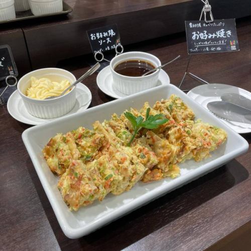 【最近のメニュー】

こんにちは！
ベジフルキッチンです🥗

豊丘村は田植えが始まる時期になりました🌾
水を張り稲の苗を植えるまでの数日限定で、
水鏡に映る中央アルプスをお楽しみいただけます🪞⛰️
お米の価格高騰が深刻で心配も増えますが、
今年も無事に収穫ができるよう切に願うばかりです。
生産者さんへの感謝を忘れず、
残さずしっかりといただきましょう🙏

収穫できるお野菜に合わせて、
日々メニューも変わっていますのでご紹介いたします😆

■玉レタス🥗
市沢さん、田戸さん
今年は４月中旬から
気温が高い日が続いたおかげで、
レタスの生育がよく、豊作になっています！
パリッとみずみずしい食感が
サラダのおいしさの決め手にもなりますよね😋
豊丘村のレタスは、
お客様が「おいしい」と声に出してくださるほどです🏅

■キャベツ🥬
壬生さん
一時は価格高騰で話題になりましたが、
現在は出荷も安定してきました！
春キャベツをたっぷりつかって
新メニューお好み焼きをご用意しています🥘
出汁たっぷりのもちもちの生地と
キャベツの食感が合う👏
是非ご賞味ください！

■アスパラガス🟢
壬生さん
スチームしてそのまま食べるだけでも、
深い味わいがあり大人気✨
冷製スープにも使用しています🥣

■ふき🟡
武田さん、田島さん、壬生さん
しっかりと筋とりをして、甘辛煮やきゃらぶきに♪
きゃらぶきは日本の伝統的な保存食、
ふきを使った佃煮のことで
伽羅（きゃら）色という濃い茶色に
煮詰めるのが特徴です。
ごはんのおともにぴったり🍚

■さやえんどう・スナップエンドウ・グリーンピース🫛
林さん、壬生さん、福澤さん
スチームやデリサラダ、炒め物、ごはんなど
幅広い料理に使っています！
シャキシャキとした食感も面白く、
お好きな方が多いのではないでしょうか？
鮮やかな緑と豆のかわいい形も魅力ですね💕

■サラダかぶ🤍
唐沢さん
サラダや浅漬けはもちろん、
加熱するともっと自然な甘味を感じることができます🍴
揚げびたしにすることで、
出汁もしみておいしい一品です！

サラダバーには
元島さんのレモンバーム（ハーブ）や、
下井田さんのアイスプラントなど
珍しい野菜も並んでいます🌿🍀🌱
ぜひ食べたことのない野菜にも
チャレンジしてみてください💫

みなさまのご来店心よりお待ちしております！

✼••┈┈••✼••┈┈••✼••┈┈••✼••┈┈••✼ 
ベジフルキッチンは
 豊丘村の新鮮な野菜や果物が 
たっぷり取れるビュッフェスタイルの 
菜園ビュッフェレストラン 
﹍ ﹍ ﹍ ﹍ ﹍ ﹍ ﹍ ﹍ ﹍ 
ベジフルキッチン VEGE-FULL KITCHEN 
﹉ ﹉ ﹉ ﹉ ﹉ ﹉ ﹉ ﹉ ﹉ 
@道の駅南信州とよおかマルシェ 
長野県下伊那郡豊丘村神稲12410 
☎️0265-48-8063

#ベジフルキッチン
#vegefullkitchen
#菜園ビュッフェ
#ビュッフェ #レストラン
#野菜たっぷり #野菜ビュッフェ
#おなかも心も満たされる
#とよおか旅時間#とよおかマルシェ
#南信州とよおかマルシェ #道の駅 #道の駅レストラン 
#豊丘村 #飯田市 #下伊那
#田植え#レタス#キャベツ#アスパラガス#ふき#さやえんどう#スナップエンドウ#グリーンピース#かぶ#レモンバーム#アイスプラント