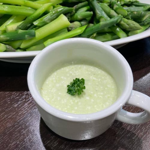 【最近のメニュー】

こんにちは！
ベジフルキッチンです🥗

豊丘村は田植えが始まる時期になりました🌾
水を張り稲の苗を植えるまでの数日限定で、
水鏡に映る中央アルプスをお楽しみいただけます🪞⛰️
お米の価格高騰が深刻で心配も増えますが、
今年も無事に収穫ができるよう切に願うばかりです。
生産者さんへの感謝を忘れず、
残さずしっかりといただきましょう🙏

収穫できるお野菜に合わせて、
日々メニューも変わっていますのでご紹介いたします😆

■玉レタス🥗
市沢さん、田戸さん
今年は４月中旬から
気温が高い日が続いたおかげで、
レタスの生育がよく、豊作になっています！
パリッとみずみずしい食感が
サラダのおいしさの決め手にもなりますよね😋
豊丘村のレタスは、
お客様が「おいしい」と声に出してくださるほどです🏅

■キャベツ🥬
壬生さん
一時は価格高騰で話題になりましたが、
現在は出荷も安定してきました！
春キャベツをたっぷりつかって
新メニューお好み焼きをご用意しています🥘
出汁たっぷりのもちもちの生地と
キャベツの食感が合う👏
是非ご賞味ください！

■アスパラガス🟢
壬生さん
スチームしてそのまま食べるだけでも、
深い味わいがあり大人気✨
冷製スープにも使用しています🥣

■ふき🟡
武田さん、田島さん、壬生さん
しっかりと筋とりをして、甘辛煮やきゃらぶきに♪
きゃらぶきは日本の伝統的な保存食、
ふきを使った佃煮のことで
伽羅（きゃら）色という濃い茶色に
煮詰めるのが特徴です。
ごはんのおともにぴったり🍚

■さやえんどう・スナップエンドウ・グリーンピース🫛
林さん、壬生さん、福澤さん
スチームやデリサラダ、炒め物、ごはんなど
幅広い料理に使っています！
シャキシャキとした食感も面白く、
お好きな方が多いのではないでしょうか？
鮮やかな緑と豆のかわいい形も魅力ですね💕

■サラダかぶ🤍
唐沢さん
サラダや浅漬けはもちろん、
加熱するともっと自然な甘味を感じることができます🍴
揚げびたしにすることで、
出汁もしみておいしい一品です！

サラダバーには
元島さんのレモンバーム（ハーブ）や、
下井田さんのアイスプラントなど
珍しい野菜も並んでいます🌿🍀🌱
ぜひ食べたことのない野菜にも
チャレンジしてみてください💫

みなさまのご来店心よりお待ちしております！

✼••┈┈••✼••┈┈••✼••┈┈••✼••┈┈••✼ 
ベジフルキッチンは
 豊丘村の新鮮な野菜や果物が 
たっぷり取れるビュッフェスタイルの 
菜園ビュッフェレストラン 
﹍ ﹍ ﹍ ﹍ ﹍ ﹍ ﹍ ﹍ ﹍ 
ベジフルキッチン VEGE-FULL KITCHEN 
﹉ ﹉ ﹉ ﹉ ﹉ ﹉ ﹉ ﹉ ﹉ 
@道の駅南信州とよおかマルシェ 
長野県下伊那郡豊丘村神稲12410 
☎️0265-48-8063

#ベジフルキッチン
#vegefullkitchen
#菜園ビュッフェ
#ビュッフェ #レストラン
#野菜たっぷり #野菜ビュッフェ
#おなかも心も満たされる
#とよおか旅時間#とよおかマルシェ
#南信州とよおかマルシェ #道の駅 #道の駅レストラン 
#豊丘村 #飯田市 #下伊那
#田植え#レタス#キャベツ#アスパラガス#ふき#さやえんどう#スナップエンドウ#グリーンピース#かぶ#レモンバーム#アイスプラント