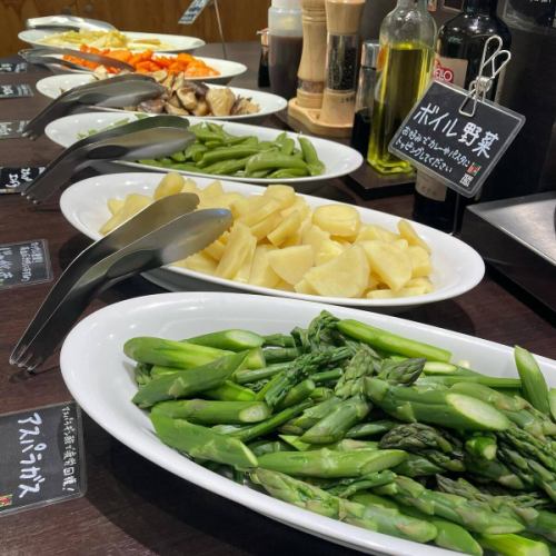 【最近のメニュー】

こんにちは！
ベジフルキッチンです🥗

豊丘村は田植えが始まる時期になりました🌾
水を張り稲の苗を植えるまでの数日限定で、
水鏡に映る中央アルプスをお楽しみいただけます🪞⛰️
お米の価格高騰が深刻で心配も増えますが、
今年も無事に収穫ができるよう切に願うばかりです。
生産者さんへの感謝を忘れず、
残さずしっかりといただきましょう🙏

収穫できるお野菜に合わせて、
日々メニューも変わっていますのでご紹介いたします😆

■玉レタス🥗
市沢さん、田戸さん
今年は４月中旬から
気温が高い日が続いたおかげで、
レタスの生育がよく、豊作になっています！
パリッとみずみずしい食感が
サラダのおいしさの決め手にもなりますよね😋
豊丘村のレタスは、
お客様が「おいしい」と声に出してくださるほどです🏅

■キャベツ🥬
壬生さん
一時は価格高騰で話題になりましたが、
現在は出荷も安定してきました！
春キャベツをたっぷりつかって
新メニューお好み焼きをご用意しています🥘
出汁たっぷりのもちもちの生地と
キャベツの食感が合う👏
是非ご賞味ください！

■アスパラガス🟢
壬生さん
スチームしてそのまま食べるだけでも、
深い味わいがあり大人気✨
冷製スープにも使用しています🥣

■ふき🟡
武田さん、田島さん、壬生さん
しっかりと筋とりをして、甘辛煮やきゃらぶきに♪
きゃらぶきは日本の伝統的な保存食、
ふきを使った佃煮のことで
伽羅（きゃら）色という濃い茶色に
煮詰めるのが特徴です。
ごはんのおともにぴったり🍚

■さやえんどう・スナップエンドウ・グリーンピース🫛
林さん、壬生さん、福澤さん
スチームやデリサラダ、炒め物、ごはんなど
幅広い料理に使っています！
シャキシャキとした食感も面白く、
お好きな方が多いのではないでしょうか？
鮮やかな緑と豆のかわいい形も魅力ですね💕

■サラダかぶ🤍
唐沢さん
サラダや浅漬けはもちろん、
加熱するともっと自然な甘味を感じることができます🍴
揚げびたしにすることで、
出汁もしみておいしい一品です！

サラダバーには
元島さんのレモンバーム（ハーブ）や、
下井田さんのアイスプラントなど
珍しい野菜も並んでいます🌿🍀🌱
ぜひ食べたことのない野菜にも
チャレンジしてみてください💫

みなさまのご来店心よりお待ちしております！

✼••┈┈••✼••┈┈••✼••┈┈••✼••┈┈••✼ 
ベジフルキッチンは
 豊丘村の新鮮な野菜や果物が 
たっぷり取れるビュッフェスタイルの 
菜園ビュッフェレストラン 
﹍ ﹍ ﹍ ﹍ ﹍ ﹍ ﹍ ﹍ ﹍ 
ベジフルキッチン VEGE-FULL KITCHEN 
﹉ ﹉ ﹉ ﹉ ﹉ ﹉ ﹉ ﹉ ﹉ 
@道の駅南信州とよおかマルシェ 
長野県下伊那郡豊丘村神稲12410 
☎️0265-48-8063

#ベジフルキッチン
#vegefullkitchen
#菜園ビュッフェ
#ビュッフェ #レストラン
#野菜たっぷり #野菜ビュッフェ
#おなかも心も満たされる
#とよおか旅時間#とよおかマルシェ
#南信州とよおかマルシェ #道の駅 #道の駅レストラン 
#豊丘村 #飯田市 #下伊那
#田植え#レタス#キャベツ#アスパラガス#ふき#さやえんどう#スナップエンドウ#グリーンピース#かぶ#レモンバーム#アイスプラント