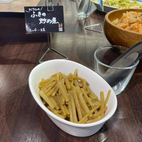 【最近のメニュー】

こんにちは！
ベジフルキッチンです🥗

豊丘村は田植えが始まる時期になりました🌾
水を張り稲の苗を植えるまでの数日限定で、
水鏡に映る中央アルプスをお楽しみいただけます🪞⛰️
お米の価格高騰が深刻で心配も増えますが、
今年も無事に収穫ができるよう切に願うばかりです。
生産者さんへの感謝を忘れず、
残さずしっかりといただきましょう🙏

収穫できるお野菜に合わせて、
日々メニューも変わっていますのでご紹介いたします😆

■玉レタス🥗
市沢さん、田戸さん
今年は４月中旬から
気温が高い日が続いたおかげで、
レタスの生育がよく、豊作になっています！
パリッとみずみずしい食感が
サラダのおいしさの決め手にもなりますよね😋
豊丘村のレタスは、
お客様が「おいしい」と声に出してくださるほどです🏅

■キャベツ🥬
壬生さん
一時は価格高騰で話題になりましたが、
現在は出荷も安定してきました！
春キャベツをたっぷりつかって
新メニューお好み焼きをご用意しています🥘
出汁たっぷりのもちもちの生地と
キャベツの食感が合う👏
是非ご賞味ください！

■アスパラガス🟢
壬生さん
スチームしてそのまま食べるだけでも、
深い味わいがあり大人気✨
冷製スープにも使用しています🥣

■ふき🟡
武田さん、田島さん、壬生さん
しっかりと筋とりをして、甘辛煮やきゃらぶきに♪
きゃらぶきは日本の伝統的な保存食、
ふきを使った佃煮のことで
伽羅（きゃら）色という濃い茶色に
煮詰めるのが特徴です。
ごはんのおともにぴったり🍚

■さやえんどう・スナップエンドウ・グリーンピース🫛
林さん、壬生さん、福澤さん
スチームやデリサラダ、炒め物、ごはんなど
幅広い料理に使っています！
シャキシャキとした食感も面白く、
お好きな方が多いのではないでしょうか？
鮮やかな緑と豆のかわいい形も魅力ですね💕

■サラダかぶ🤍
唐沢さん
サラダや浅漬けはもちろん、
加熱するともっと自然な甘味を感じることができます🍴
揚げびたしにすることで、
出汁もしみておいしい一品です！

サラダバーには
元島さんのレモンバーム（ハーブ）や、
下井田さんのアイスプラントなど
珍しい野菜も並んでいます🌿🍀🌱
ぜひ食べたことのない野菜にも
チャレンジしてみてください💫

みなさまのご来店心よりお待ちしております！

✼••┈┈••✼••┈┈••✼••┈┈••✼••┈┈••✼ 
ベジフルキッチンは
 豊丘村の新鮮な野菜や果物が 
たっぷり取れるビュッフェスタイルの 
菜園ビュッフェレストラン 
﹍ ﹍ ﹍ ﹍ ﹍ ﹍ ﹍ ﹍ ﹍ 
ベジフルキッチン VEGE-FULL KITCHEN 
﹉ ﹉ ﹉ ﹉ ﹉ ﹉ ﹉ ﹉ ﹉ 
@道の駅南信州とよおかマルシェ 
長野県下伊那郡豊丘村神稲12410 
☎️0265-48-8063

#ベジフルキッチン
#vegefullkitchen
#菜園ビュッフェ
#ビュッフェ #レストラン
#野菜たっぷり #野菜ビュッフェ
#おなかも心も満たされる
#とよおか旅時間#とよおかマルシェ
#南信州とよおかマルシェ #道の駅 #道の駅レストラン 
#豊丘村 #飯田市 #下伊那
#田植え#レタス#キャベツ#アスパラガス#ふき#さやえんどう#スナップエンドウ#グリーンピース#かぶ#レモンバーム#アイスプラント
