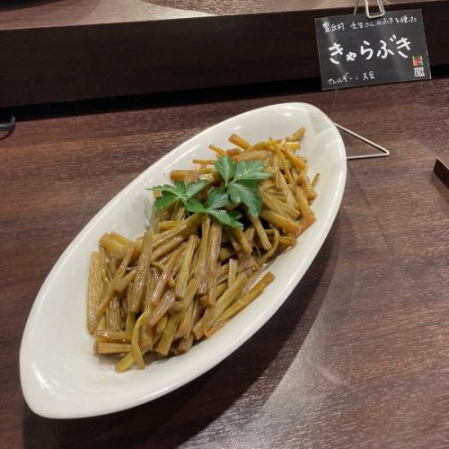 【最近のメニュー】

こんにちは！
ベジフルキッチンです🥗

豊丘村は田植えが始まる時期になりました🌾
水を張り稲の苗を植えるまでの数日限定で、
水鏡に映る中央アルプスをお楽しみいただけます🪞⛰️
お米の価格高騰が深刻で心配も増えますが、
今年も無事に収穫ができるよう切に願うばかりです。
生産者さんへの感謝を忘れず、
残さずしっかりといただきましょう🙏

収穫できるお野菜に合わせて、
日々メニューも変わっていますのでご紹介いたします😆

■玉レタス🥗
市沢さん、田戸さん
今年は４月中旬から
気温が高い日が続いたおかげで、
レタスの生育がよく、豊作になっています！
パリッとみずみずしい食感が
サラダのおいしさの決め手にもなりますよね😋
豊丘村のレタスは、
お客様が「おいしい」と声に出してくださるほどです🏅

■キャベツ🥬
壬生さん
一時は価格高騰で話題になりましたが、
現在は出荷も安定してきました！
春キャベツをたっぷりつかって
新メニューお好み焼きをご用意しています🥘
出汁たっぷりのもちもちの生地と
キャベツの食感が合う👏
是非ご賞味ください！

■アスパラガス🟢
壬生さん
スチームしてそのまま食べるだけでも、
深い味わいがあり大人気✨
冷製スープにも使用しています🥣

■ふき🟡
武田さん、田島さん、壬生さん
しっかりと筋とりをして、甘辛煮やきゃらぶきに♪
きゃらぶきは日本の伝統的な保存食、
ふきを使った佃煮のことで
伽羅（きゃら）色という濃い茶色に
煮詰めるのが特徴です。
ごはんのおともにぴったり🍚

■さやえんどう・スナップエンドウ・グリーンピース🫛
林さん、壬生さん、福澤さん
スチームやデリサラダ、炒め物、ごはんなど
幅広い料理に使っています！
シャキシャキとした食感も面白く、
お好きな方が多いのではないでしょうか？
鮮やかな緑と豆のかわいい形も魅力ですね💕

■サラダかぶ🤍
唐沢さん
サラダや浅漬けはもちろん、
加熱するともっと自然な甘味を感じることができます🍴
揚げびたしにすることで、
出汁もしみておいしい一品です！

サラダバーには
元島さんのレモンバーム（ハーブ）や、
下井田さんのアイスプラントなど
珍しい野菜も並んでいます🌿🍀🌱
ぜひ食べたことのない野菜にも
チャレンジしてみてください💫

みなさまのご来店心よりお待ちしております！

✼••┈┈••✼••┈┈••✼••┈┈••✼••┈┈••✼ 
ベジフルキッチンは
 豊丘村の新鮮な野菜や果物が 
たっぷり取れるビュッフェスタイルの 
菜園ビュッフェレストラン 
﹍ ﹍ ﹍ ﹍ ﹍ ﹍ ﹍ ﹍ ﹍ 
ベジフルキッチン VEGE-FULL KITCHEN 
﹉ ﹉ ﹉ ﹉ ﹉ ﹉ ﹉ ﹉ ﹉ 
@道の駅南信州とよおかマルシェ 
長野県下伊那郡豊丘村神稲12410 
☎️0265-48-8063

#ベジフルキッチン
#vegefullkitchen
#菜園ビュッフェ
#ビュッフェ #レストラン
#野菜たっぷり #野菜ビュッフェ
#おなかも心も満たされる
#とよおか旅時間#とよおかマルシェ
#南信州とよおかマルシェ #道の駅 #道の駅レストラン 
#豊丘村 #飯田市 #下伊那
#田植え#レタス#キャベツ#アスパラガス#ふき#さやえんどう#スナップエンドウ#グリーンピース#かぶ#レモンバーム#アイスプラント