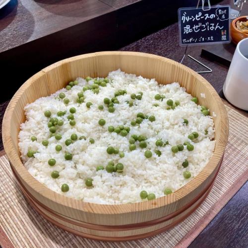 【最近のメニュー】

こんにちは！
ベジフルキッチンです🥗

豊丘村は田植えが始まる時期になりました🌾
水を張り稲の苗を植えるまでの数日限定で、
水鏡に映る中央アルプスをお楽しみいただけます🪞⛰️
お米の価格高騰が深刻で心配も増えますが、
今年も無事に収穫ができるよう切に願うばかりです。
生産者さんへの感謝を忘れず、
残さずしっかりといただきましょう🙏

収穫できるお野菜に合わせて、
日々メニューも変わっていますのでご紹介いたします😆

■玉レタス🥗
市沢さん、田戸さん
今年は４月中旬から
気温が高い日が続いたおかげで、
レタスの生育がよく、豊作になっています！
パリッとみずみずしい食感が
サラダのおいしさの決め手にもなりますよね😋
豊丘村のレタスは、
お客様が「おいしい」と声に出してくださるほどです🏅

■キャベツ🥬
壬生さん
一時は価格高騰で話題になりましたが、
現在は出荷も安定してきました！
春キャベツをたっぷりつかって
新メニューお好み焼きをご用意しています🥘
出汁たっぷりのもちもちの生地と
キャベツの食感が合う👏
是非ご賞味ください！

■アスパラガス🟢
壬生さん
スチームしてそのまま食べるだけでも、
深い味わいがあり大人気✨
冷製スープにも使用しています🥣

■ふき🟡
武田さん、田島さん、壬生さん
しっかりと筋とりをして、甘辛煮やきゃらぶきに♪
きゃらぶきは日本の伝統的な保存食、
ふきを使った佃煮のことで
伽羅（きゃら）色という濃い茶色に
煮詰めるのが特徴です。
ごはんのおともにぴったり🍚

■さやえんどう・スナップエンドウ・グリーンピース🫛
林さん、壬生さん、福澤さん
スチームやデリサラダ、炒め物、ごはんなど
幅広い料理に使っています！
シャキシャキとした食感も面白く、
お好きな方が多いのではないでしょうか？
鮮やかな緑と豆のかわいい形も魅力ですね💕

■サラダかぶ🤍
唐沢さん
サラダや浅漬けはもちろん、
加熱するともっと自然な甘味を感じることができます🍴
揚げびたしにすることで、
出汁もしみておいしい一品です！

サラダバーには
元島さんのレモンバーム（ハーブ）や、
下井田さんのアイスプラントなど
珍しい野菜も並んでいます🌿🍀🌱
ぜひ食べたことのない野菜にも
チャレンジしてみてください💫

みなさまのご来店心よりお待ちしております！

✼••┈┈••✼••┈┈••✼••┈┈••✼••┈┈••✼ 
ベジフルキッチンは
 豊丘村の新鮮な野菜や果物が 
たっぷり取れるビュッフェスタイルの 
菜園ビュッフェレストラン 
﹍ ﹍ ﹍ ﹍ ﹍ ﹍ ﹍ ﹍ ﹍ 
ベジフルキッチン VEGE-FULL KITCHEN 
﹉ ﹉ ﹉ ﹉ ﹉ ﹉ ﹉ ﹉ ﹉ 
@道の駅南信州とよおかマルシェ 
長野県下伊那郡豊丘村神稲12410 
☎️0265-48-8063

#ベジフルキッチン
#vegefullkitchen
#菜園ビュッフェ
#ビュッフェ #レストラン
#野菜たっぷり #野菜ビュッフェ
#おなかも心も満たされる
#とよおか旅時間#とよおかマルシェ
#南信州とよおかマルシェ #道の駅 #道の駅レストラン 
#豊丘村 #飯田市 #下伊那
#田植え#レタス#キャベツ#アスパラガス#ふき#さやえんどう#スナップエンドウ#グリーンピース#かぶ#レモンバーム#アイスプラント