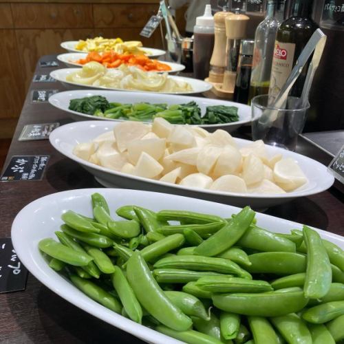 【最近のメニュー】

こんにちは！
ベジフルキッチンです🥗

豊丘村は田植えが始まる時期になりました🌾
水を張り稲の苗を植えるまでの数日限定で、
水鏡に映る中央アルプスをお楽しみいただけます🪞⛰️
お米の価格高騰が深刻で心配も増えますが、
今年も無事に収穫ができるよう切に願うばかりです。
生産者さんへの感謝を忘れず、
残さずしっかりといただきましょう🙏

収穫できるお野菜に合わせて、
日々メニューも変わっていますのでご紹介いたします😆

■玉レタス🥗
市沢さん、田戸さん
今年は４月中旬から
気温が高い日が続いたおかげで、
レタスの生育がよく、豊作になっています！
パリッとみずみずしい食感が
サラダのおいしさの決め手にもなりますよね😋
豊丘村のレタスは、
お客様が「おいしい」と声に出してくださるほどです🏅

■キャベツ🥬
壬生さん
一時は価格高騰で話題になりましたが、
現在は出荷も安定してきました！
春キャベツをたっぷりつかって
新メニューお好み焼きをご用意しています🥘
出汁たっぷりのもちもちの生地と
キャベツの食感が合う👏
是非ご賞味ください！

■アスパラガス🟢
壬生さん
スチームしてそのまま食べるだけでも、
深い味わいがあり大人気✨
冷製スープにも使用しています🥣

■ふき🟡
武田さん、田島さん、壬生さん
しっかりと筋とりをして、甘辛煮やきゃらぶきに♪
きゃらぶきは日本の伝統的な保存食、
ふきを使った佃煮のことで
伽羅（きゃら）色という濃い茶色に
煮詰めるのが特徴です。
ごはんのおともにぴったり🍚

■さやえんどう・スナップエンドウ・グリーンピース🫛
林さん、壬生さん、福澤さん
スチームやデリサラダ、炒め物、ごはんなど
幅広い料理に使っています！
シャキシャキとした食感も面白く、
お好きな方が多いのではないでしょうか？
鮮やかな緑と豆のかわいい形も魅力ですね💕

■サラダかぶ🤍
唐沢さん
サラダや浅漬けはもちろん、
加熱するともっと自然な甘味を感じることができます🍴
揚げびたしにすることで、
出汁もしみておいしい一品です！

サラダバーには
元島さんのレモンバーム（ハーブ）や、
下井田さんのアイスプラントなど
珍しい野菜も並んでいます🌿🍀🌱
ぜひ食べたことのない野菜にも
チャレンジしてみてください💫

みなさまのご来店心よりお待ちしております！

✼••┈┈••✼••┈┈••✼••┈┈••✼••┈┈••✼ 
ベジフルキッチンは
 豊丘村の新鮮な野菜や果物が 
たっぷり取れるビュッフェスタイルの 
菜園ビュッフェレストラン 
﹍ ﹍ ﹍ ﹍ ﹍ ﹍ ﹍ ﹍ ﹍ 
ベジフルキッチン VEGE-FULL KITCHEN 
﹉ ﹉ ﹉ ﹉ ﹉ ﹉ ﹉ ﹉ ﹉ 
@道の駅南信州とよおかマルシェ 
長野県下伊那郡豊丘村神稲12410 
☎️0265-48-8063

#ベジフルキッチン
#vegefullkitchen
#菜園ビュッフェ
#ビュッフェ #レストラン
#野菜たっぷり #野菜ビュッフェ
#おなかも心も満たされる
#とよおか旅時間#とよおかマルシェ
#南信州とよおかマルシェ #道の駅 #道の駅レストラン 
#豊丘村 #飯田市 #下伊那
#田植え#レタス#キャベツ#アスパラガス#ふき#さやえんどう#スナップエンドウ#グリーンピース#かぶ#レモンバーム#アイスプラント