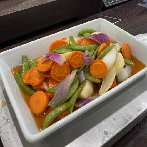 【最近のメニュー】

こんにちは！
ベジフルキッチンです🥗

豊丘村は田植えが始まる時期になりました🌾
水を張り稲の苗を植えるまでの数日限定で、
水鏡に映る中央アルプスをお楽しみいただけます🪞⛰️
お米の価格高騰が深刻で心配も増えますが、
今年も無事に収穫ができるよう切に願うばかりです。
生産者さんへの感謝を忘れず、
残さずしっかりといただきましょう🙏

収穫できるお野菜に合わせて、
日々メニューも変わっていますのでご紹介いたします😆

■玉レタス🥗
市沢さん、田戸さん
今年は４月中旬から
気温が高い日が続いたおかげで、
レタスの生育がよく、豊作になっています！
パリッとみずみずしい食感が
サラダのおいしさの決め手にもなりますよね😋
豊丘村のレタスは、
お客様が「おいしい」と声に出してくださるほどです🏅

■キャベツ🥬
壬生さん
一時は価格高騰で話題になりましたが、
現在は出荷も安定してきました！
春キャベツをたっぷりつかって
新メニューお好み焼きをご用意しています🥘
出汁たっぷりのもちもちの生地と
キャベツの食感が合う👏
是非ご賞味ください！

■アスパラガス🟢
壬生さん
スチームしてそのまま食べるだけでも、
深い味わいがあり大人気✨
冷製スープにも使用しています🥣

■ふき🟡
武田さん、田島さん、壬生さん
しっかりと筋とりをして、甘辛煮やきゃらぶきに♪
きゃらぶきは日本の伝統的な保存食、
ふきを使った佃煮のことで
伽羅（きゃら）色という濃い茶色に
煮詰めるのが特徴です。
ごはんのおともにぴったり🍚

■さやえんどう・スナップエンドウ・グリーンピース🫛
林さん、壬生さん、福澤さん
スチームやデリサラダ、炒め物、ごはんなど
幅広い料理に使っています！
シャキシャキとした食感も面白く、
お好きな方が多いのではないでしょうか？
鮮やかな緑と豆のかわいい形も魅力ですね💕

■サラダかぶ🤍
唐沢さん
サラダや浅漬けはもちろん、
加熱するともっと自然な甘味を感じることができます🍴
揚げびたしにすることで、
出汁もしみておいしい一品です！

サラダバーには
元島さんのレモンバーム（ハーブ）や、
下井田さんのアイスプラントなど
珍しい野菜も並んでいます🌿🍀🌱
ぜひ食べたことのない野菜にも
チャレンジしてみてください💫

みなさまのご来店心よりお待ちしております！

✼••┈┈••✼••┈┈••✼••┈┈••✼••┈┈••✼ 
ベジフルキッチンは
 豊丘村の新鮮な野菜や果物が 
たっぷり取れるビュッフェスタイルの 
菜園ビュッフェレストラン 
﹍ ﹍ ﹍ ﹍ ﹍ ﹍ ﹍ ﹍ ﹍ 
ベジフルキッチン VEGE-FULL KITCHEN 
﹉ ﹉ ﹉ ﹉ ﹉ ﹉ ﹉ ﹉ ﹉ 
@道の駅南信州とよおかマルシェ 
長野県下伊那郡豊丘村神稲12410 
☎️0265-48-8063

#ベジフルキッチン
#vegefullkitchen
#菜園ビュッフェ
#ビュッフェ #レストラン
#野菜たっぷり #野菜ビュッフェ
#おなかも心も満たされる
#とよおか旅時間#とよおかマルシェ
#南信州とよおかマルシェ #道の駅 #道の駅レストラン 
#豊丘村 #飯田市 #下伊那
#田植え#レタス#キャベツ#アスパラガス#ふき#さやえんどう#スナップエンドウ#グリーンピース#かぶ#レモンバーム#アイスプラント