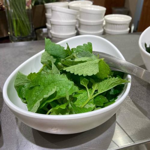 【最近のメニュー】

こんにちは！
ベジフルキッチンです🥗

豊丘村は田植えが始まる時期になりました🌾
水を張り稲の苗を植えるまでの数日限定で、
水鏡に映る中央アルプスをお楽しみいただけます🪞⛰️
お米の価格高騰が深刻で心配も増えますが、
今年も無事に収穫ができるよう切に願うばかりです。
生産者さんへの感謝を忘れず、
残さずしっかりといただきましょう🙏

収穫できるお野菜に合わせて、
日々メニューも変わっていますのでご紹介いたします😆

■玉レタス🥗
市沢さん、田戸さん
今年は４月中旬から
気温が高い日が続いたおかげで、
レタスの生育がよく、豊作になっています！
パリッとみずみずしい食感が
サラダのおいしさの決め手にもなりますよね😋
豊丘村のレタスは、
お客様が「おいしい」と声に出してくださるほどです🏅

■キャベツ🥬
壬生さん
一時は価格高騰で話題になりましたが、
現在は出荷も安定してきました！
春キャベツをたっぷりつかって
新メニューお好み焼きをご用意しています🥘
出汁たっぷりのもちもちの生地と
キャベツの食感が合う👏
是非ご賞味ください！

■アスパラガス🟢
壬生さん
スチームしてそのまま食べるだけでも、
深い味わいがあり大人気✨
冷製スープにも使用しています🥣

■ふき🟡
武田さん、田島さん、壬生さん
しっかりと筋とりをして、甘辛煮やきゃらぶきに♪
きゃらぶきは日本の伝統的な保存食、
ふきを使った佃煮のことで
伽羅（きゃら）色という濃い茶色に
煮詰めるのが特徴です。
ごはんのおともにぴったり🍚

■さやえんどう・スナップエンドウ・グリーンピース🫛
林さん、壬生さん、福澤さん
スチームやデリサラダ、炒め物、ごはんなど
幅広い料理に使っています！
シャキシャキとした食感も面白く、
お好きな方が多いのではないでしょうか？
鮮やかな緑と豆のかわいい形も魅力ですね💕

■サラダかぶ🤍
唐沢さん
サラダや浅漬けはもちろん、
加熱するともっと自然な甘味を感じることができます🍴
揚げびたしにすることで、
出汁もしみておいしい一品です！

サラダバーには
元島さんのレモンバーム（ハーブ）や、
下井田さんのアイスプラントなど
珍しい野菜も並んでいます🌿🍀🌱
ぜひ食べたことのない野菜にも
チャレンジしてみてください💫

みなさまのご来店心よりお待ちしております！

✼••┈┈••✼••┈┈••✼••┈┈••✼••┈┈••✼ 
ベジフルキッチンは
 豊丘村の新鮮な野菜や果物が 
たっぷり取れるビュッフェスタイルの 
菜園ビュッフェレストラン 
﹍ ﹍ ﹍ ﹍ ﹍ ﹍ ﹍ ﹍ ﹍ 
ベジフルキッチン VEGE-FULL KITCHEN 
﹉ ﹉ ﹉ ﹉ ﹉ ﹉ ﹉ ﹉ ﹉ 
@道の駅南信州とよおかマルシェ 
長野県下伊那郡豊丘村神稲12410 
☎️0265-48-8063

#ベジフルキッチン
#vegefullkitchen
#菜園ビュッフェ
#ビュッフェ #レストラン
#野菜たっぷり #野菜ビュッフェ
#おなかも心も満たされる
#とよおか旅時間#とよおかマルシェ
#南信州とよおかマルシェ #道の駅 #道の駅レストラン 
#豊丘村 #飯田市 #下伊那
#田植え#レタス#キャベツ#アスパラガス#ふき#さやえんどう#スナップエンドウ#グリーンピース#かぶ#レモンバーム#アイスプラント