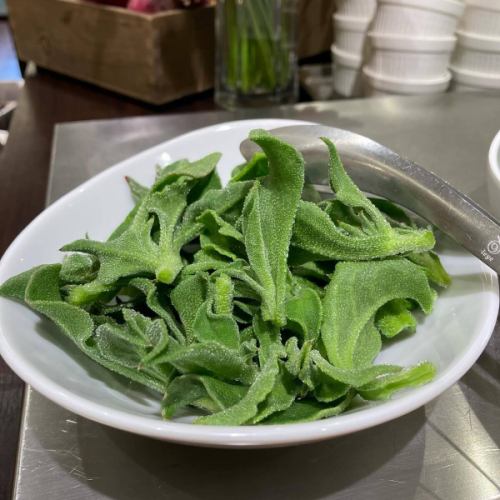 【最近のメニュー】

こんにちは！
ベジフルキッチンです🥗

豊丘村は田植えが始まる時期になりました🌾
水を張り稲の苗を植えるまでの数日限定で、
水鏡に映る中央アルプスをお楽しみいただけます🪞⛰️
お米の価格高騰が深刻で心配も増えますが、
今年も無事に収穫ができるよう切に願うばかりです。
生産者さんへの感謝を忘れず、
残さずしっかりといただきましょう🙏

収穫できるお野菜に合わせて、
日々メニューも変わっていますのでご紹介いたします😆

■玉レタス🥗
市沢さん、田戸さん
今年は４月中旬から
気温が高い日が続いたおかげで、
レタスの生育がよく、豊作になっています！
パリッとみずみずしい食感が
サラダのおいしさの決め手にもなりますよね😋
豊丘村のレタスは、
お客様が「おいしい」と声に出してくださるほどです🏅

■キャベツ🥬
壬生さん
一時は価格高騰で話題になりましたが、
現在は出荷も安定してきました！
春キャベツをたっぷりつかって
新メニューお好み焼きをご用意しています🥘
出汁たっぷりのもちもちの生地と
キャベツの食感が合う👏
是非ご賞味ください！

■アスパラガス🟢
壬生さん
スチームしてそのまま食べるだけでも、
深い味わいがあり大人気✨
冷製スープにも使用しています🥣

■ふき🟡
武田さん、田島さん、壬生さん
しっかりと筋とりをして、甘辛煮やきゃらぶきに♪
きゃらぶきは日本の伝統的な保存食、
ふきを使った佃煮のことで
伽羅（きゃら）色という濃い茶色に
煮詰めるのが特徴です。
ごはんのおともにぴったり🍚

■さやえんどう・スナップエンドウ・グリーンピース🫛
林さん、壬生さん、福澤さん
スチームやデリサラダ、炒め物、ごはんなど
幅広い料理に使っています！
シャキシャキとした食感も面白く、
お好きな方が多いのではないでしょうか？
鮮やかな緑と豆のかわいい形も魅力ですね💕

■サラダかぶ🤍
唐沢さん
サラダや浅漬けはもちろん、
加熱するともっと自然な甘味を感じることができます🍴
揚げびたしにすることで、
出汁もしみておいしい一品です！

サラダバーには
元島さんのレモンバーム（ハーブ）や、
下井田さんのアイスプラントなど
珍しい野菜も並んでいます🌿🍀🌱
ぜひ食べたことのない野菜にも
チャレンジしてみてください💫

みなさまのご来店心よりお待ちしております！

✼••┈┈••✼••┈┈••✼••┈┈••✼••┈┈••✼ 
ベジフルキッチンは
 豊丘村の新鮮な野菜や果物が 
たっぷり取れるビュッフェスタイルの 
菜園ビュッフェレストラン 
﹍ ﹍ ﹍ ﹍ ﹍ ﹍ ﹍ ﹍ ﹍ 
ベジフルキッチン VEGE-FULL KITCHEN 
﹉ ﹉ ﹉ ﹉ ﹉ ﹉ ﹉ ﹉ ﹉ 
@道の駅南信州とよおかマルシェ 
長野県下伊那郡豊丘村神稲12410 
☎️0265-48-8063

#ベジフルキッチン
#vegefullkitchen
#菜園ビュッフェ
#ビュッフェ #レストラン
#野菜たっぷり #野菜ビュッフェ
#おなかも心も満たされる
#とよおか旅時間#とよおかマルシェ
#南信州とよおかマルシェ #道の駅 #道の駅レストラン 
#豊丘村 #飯田市 #下伊那
#田植え#レタス#キャベツ#アスパラガス#ふき#さやえんどう#スナップエンドウ#グリーンピース#かぶ#レモンバーム#アイスプラント