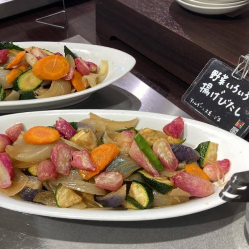 [Early summer menu]

Hello!
It's a veggie full kitchen 🍒

Just when you thought the rainy season had begun
The weather is clear and hot like midsummer,
It suddenly started raining again...☔️
Are you feeling unwell due to the sudden change in weather?
Eat well and take care of your health🕊️

Introducing our latest vegetables and menu!

■Hydrangea jelly🩵
Located in the neighboring village of Takagi
Purchased from THUKUMO FARM
Using dried butterfly pea flowers from the legume family
We have prepared beautiful blue jelly for you 🦋
Mixing it with grape jelly makes it look more like a hydrangea🟣

Herbs that look like leaves
These were picked in the herb garden next to the Vegeful Kitchen.
Available in limited quantities during the hydrangea blooming season in June!
It has been well received by many customers.

■ Broad beans
👩‍🌾Mibu-san
Served steamed with the skin on
The unique taste of broad beans and the fluffy texture will fill your mouth.

■Greenpeace
🧑‍🌾Mibu-san
We also have a variety of options for bean rice, chirashi sushi, and salads.
Frozen ones have a dry texture.
I know some people find it hard to do,
Available at Vegeful Kitchen
Raw green peas
It feels like a completely different thing,
It's moist and has a rich flavor. It's delicious.
Please try it even if you are not good at it.
I'd love for you to try the challenge 🔥

■ Korinki
👩‍🌾Hayashi-san
It's a pumpkin that can be eaten raw.
Thinly sliced for salads
Great crunch and texture!
Because agebitashi is heated,
You can enjoy the soft, crumbly texture of pumpkin.

■ Cherry Tomatoes
👨‍🌾Hara-san
Premium Ruby, Yellow Mini,
Candy pop, etc.
Various kinds of cherry tomatoes
They are making it for us!
It's thick and juicy, and very satisfying to eat.
I also use it as a topping for veggie pizza.

■Sky spinach
🧑‍🌾Hara-san, Sakai-san
It is a vegetable with a hollow stem.
Rich in beta-carotene, it goes great with oil!
You can enjoy the crunchy texture by stir-frying it 😊

Tomato, cucumber, eggplant,
Bell peppers, corn, etc.
The supply of summer vegetables has increased!
Enjoy dishes made with plenty of seasonal ingredients
May your stomachs and hearts be filled 💫
🍅🥒🍆🫑🌽

We are planning a small Tanabata event in July🌌🎋

We look forward to seeing you there!

✼••┈┈••✼••┈┈••✼••┈┈••✼••┈┈••✼
Vegeful Kitchen is
Fresh vegetables and fruits from Toyooka Village
A generous buffet-style meal
Vegetable Garden Buffet Restaurant
﹍ ﹍ ﹍ ﹍ ﹍ ﹍ ﹍ ﹍ ﹍
VEGE-FULL KITCHEN
﹉ ﹉ ﹉ ﹉ ﹉ ﹉ ﹉ ﹉ ﹉
@Roadside Station Minami Shinshu Toyooka Marche
Nagano Prefecture, Shimoina District, Toyooka Village, Kamiina 12410
☎️0265-48-8063

#Vegetablefulkitchen
#vegefullkitchen
#VegetableGardenBuffet
#Buffet #Restaurant
#Lots of vegetables #Vegetable buffet
#Fills your stomach and your heart
#Toyooka Travel Time #Toyooka Marche
#Minami Shinshu Toyooka Marche #Roadside station #Roadside station restaurant
#Toyooka Village #Iida City #Shimoina
#June #Minazuki #Rainy season #Cherry picking #Hydrangea #Hydrangea jelly #Herb garden #Fava beans #Green peas #Cornish #Cherry tomatoes #Water spinach #Summer vegetables