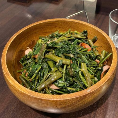 【初夏菜单】

您好！
这是一个蔬菜齐全的厨房🍒

就在你以为雨季已经开始的时候
天气晴朗炎热，如同盛夏，
突然又下雨了...☔️
您是否因天气突然变化而感到身体不适？
好好吃饭，照顾好自己的健康🕊️

介绍我们最新的蔬菜和菜单！

■绣球花果冻🩵
位于邻近的高木村
从 THUKUMO FARM 购买
使用豆科植物的干蝴蝶豌豆花
我们为你准备了漂亮的蓝色果冻🦋
和葡萄果冻混合在一起，看起来更像绣球花🟣

看起来像叶子的草本植物
这些都是在蔬菜厨房旁边的药草园里采摘的。
六月绣球花盛开期间，数量有限！
受到众多客户的好评。

■ 蚕豆
👩‍🌾壬生桑
带皮蒸熟
蚕豆独特的味道和蓬松的口感会让您口中充满滋味。

■绿色和平组织
🧑‍🌾壬生桑
我们还提供多种豆饭、散寿司和沙拉供您选择。
冷冻的质地很干。
我知道有些人觉得很难做到，
可在Vegeful Kitchen购买
生青豆
感觉完全不同，
口感湿润，味道浓郁，非常美味。
即使你不擅长，也请尝试一下。
我很希望你尝试一下这个挑战🔥

■ 科林基
👩‍🌾林桑
这是一种可以生吃的南瓜。
切成薄片用于沙拉
口感酥脆，质感极佳！
因为炸鳐是加热的，
您可以享受南瓜柔软、易碎的口感。

■ 圣女果
👨‍🌾Hara先生
优质红宝石、黄色迷你、
糖果棒等等。
各种樱桃番茄
他们正在为我们做！
又厚又多汁，吃起来非常过瘾。
我还用它作为蔬菜披萨的配料。

■天空菠菜
🧑‍🌾原桑、酒井桑
它是一种茎中空的蔬菜。
富含β-胡萝卜素，与油搭配极佳！
炒着吃就能享受到酥脆的口感😊

西红柿、黄瓜、茄子、
甜椒、玉米等
夏季蔬菜供应量增加！
品尝大量使用时令食材烹制的菜肴
愿你们的胃和心都得到满足💫
🍅🥒🍆🫑🌽

我们计划在七月举办一个小型七夕活动🌌🎋

我们期待在那里见到您！

✼••┈••✼••┈┈••┈•✼••┈┈••✼••┈┈••✼••┈┈••✼
蔬菜齐全的厨房
丰冈村的新鲜蔬菜和水果
自助餐样式丰富
菜园自助餐厅
﹍﹍﹍﹍﹍﹍﹍﹍﹍
蔬菜齐全的厨房
﹉﹉﹉﹉﹉﹉﹉﹉﹉
@道之站南新州丰冈Marche
长野县下伊那郡丰冈村上根12410
☎️0265-48-8063

#蔬菜厨房
#vegefullkitchen
#菜园自助餐
#自助餐#餐厅
#大量蔬菜 #蔬菜自助餐
#填饱你的肚子和心
#丰冈旅行时间#丰冈马尔凯
#南信州丰冈Marche #路边车站 #路边车站餐厅
#丰冈村#饭田市#下伊那
#六月 #水无月 #梅雨季节 #采摘樱桃 #绣球花 #绣球花果冻 #香草园 #蚕豆 #青豆 #康沃尔 #樱桃番茄 #空心菜 #夏季蔬菜