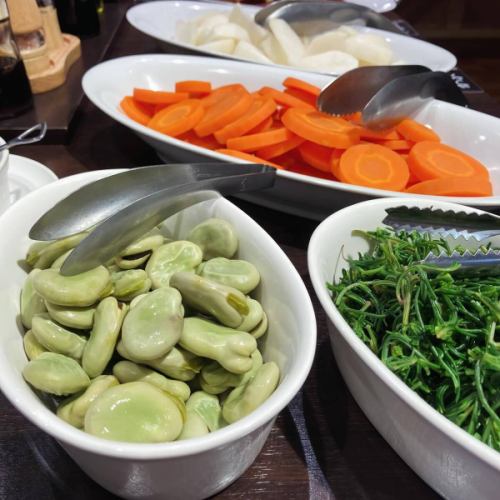 【초여름 메뉴】

안녕하세요!
베지풀 주방입니다🍒

장마에 들어갔다고 생각하면
눈부신 맑고 한여름 같은 더위가 계속되고,
또 갑작스러운 비가 되거나… ☔️
갑작스러운 날씨 변화로 컨디션이 무너지지 않습니까?
확실히 식사를 하고, 컨디션 관리에 조심해 주세요 🕊️

최근의 야채・메뉴를 소개하겠습니다!

■ 수국 (수국) 젤리 🩵
옆의 가키무라에
THUKUMO FARM 씨로부터 구입했다
버터 플라이피라는 콩과 꽃의 건조를 사용하여
깨끗한 블루 젤리를 준비했습니다 🦋
포도 젤리와 믹싱하여 더 자양화와 비슷한 색조에 🟣

잎이 돋보이는 허브는
베지풀 주방 옆의 허브 가든에서 얻은 것입니다 🪴
6 월 수국 꽃이 피는시기에 수량 한정으로 준비합니다!
많은 손님으로부터 호평 받고 있습니다♪

■소라 콩
👩‍🌾 임생씨
얇은 피부로 스팀하여 제공했습니다.
소라마메 독특한 맛과, 두근두근한 식감이 입 가득 퍼집니다 🟢

■그린피스
🧑‍🌾 임생씨
콩밥, 치라시 스시, 샐러드용으로도 여러가지 준비하고 있습니다🫛
냉동된 것은 파사파사로 한 식감으로
서투른 분도 계신다고 생각합니다만,
베지풀 주방에서 제공
원시 그린피스는
완전히 다른 느낌이 들수록,
촉촉하고 맛도 진하고 맛있습니다 😋
부디 서투른 의식이 있는 분들에게도
도전 해보고 싶습니다 🔥

■콜린키
👩‍🌾림씨
생식 할 수있는 호박입니다 🎃
샐러드용으로 얇게 슬라이스한 것은
샤키 샤키와 잇몸 발군!
튀김은 가열되어 있기 때문에,
호박같은 푹신한 식감으로 즐길 수 있습니다✨

■ 미니 토마토
👨‍🌾하라씨
프리미엄 루비, 옐로우 미니,
사탕 팝 등,
다양한 종류의 미니 토마토
만들어 주셨습니다!
두껍고 육즙, 먹고 대답 만점입니다 💯
야채 피자의 토핑에도 사용하고 있습니다 🍕

■공심채
🧑‍🌾하라 씨, 사카이 씨
줄기 속이 공동이 되어 있는 특징의 야채입니다 🥬
베타 카로틴이 풍부하고 기름과 궁합 발군!
볶음으로 샤키샤키 식감을 즐길 수 있습니다 😊

토마토, 오이, 이루기,
고추, 옥수수 등
여름 야채 구매도 증가했습니다!
제철 식재료를 듬뿍 사용한 요리로
여러분의 배도 마음도 채워지도록 💫
🍅🥒🍆🫑🌽

7월은 칠석의 쁘띠 이벤트를 기획중입니다 🌌🎋

여러분의 내점, 진심으로 기다리고 있습니다!

✼••┈┈••✼••┈┈••✼••┈┈••✼••┈┈••✼
베지풀 주방은
도요 오카 마을의 신선한 야채와 과일
풍부한 뷔페 스타일
菜園 뷔페 레스토랑
﹍ ﹍ ﹍ ﹍ ﹍ ﹍ ﹍ ﹍
베지풀 주방 VEGE-FULL KITCHEN
﹉ ﹉ ﹉ ﹉ ﹉ ﹉ ﹉ ﹉ ﹉
@ 미치노에키 미나미신슈와 요오카 마르쉐
나가노현 시모이나군 도요오카무라 신이나12410
☎️0265-48-8063

#베지풀
#vegefullkitchen
#채소버페
#뷔페 #레스토랑
#야채 가득 #야채 뷔페
# 배도 마음도 채워진다
#토요오카여행시간 #토요오카마르쉐
#미나미 신슈와 요오카 마르쉐 #미치노에키 #미치노에키 레스토랑
#도요오카무라 #이이다시 #시모이나
6 월