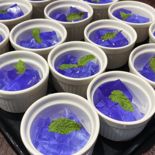 【初夏菜單】

您好！
這是一個蔬菜齊全的廚房🍒

就在你以為雨季已經開始的時候
天氣晴朗炎熱如盛夏，
突然又下雨了...☔️
您是否因天氣突然變化而感到身體不適？
好好吃飯，照顧好自己的健康🕊️

介紹我們最新的蔬菜和菜單！

■繡球花果凍🩵
位於鄰近的高木村
從 THUKUMO FARM 購買
使用豆科植物的乾蝴蝶豌豆花
我們為你準備了漂亮的藍色果凍🦋
和葡萄果凍混合在一起，看起來更像繡球花🟣

看起來像葉子的草本植物
這些都是在蔬菜廚房旁的藥草園裡採摘的。
六月繡球花盛開期間，數量有限！
受到眾多客戶的好評。

■ 蠶豆
👩‍🌾壬生桑
帶皮蒸熟
蠶豆獨特的味道和蓬鬆的口感會讓您口中充滿滋味。

■綠色和平組織
🧑‍🌾壬生桑
我們也提供多種豆飯、散壽司和沙拉供您選擇。
冷凍的質地很乾。
我知道有些人覺得很難做到，
可在Vegeful Kitchen購買
生青豆
感覺完全不同，
口感濕潤，味道濃鬱，非常美味。
即使你不擅長，也請試試看。
我很樂意讓你嘗試這個挑戰🔥

■ 科林基
👩‍🌾林桑
這是一種可以生吃的南瓜。
切成薄片用於沙拉
口感酥脆，質感極佳！
因為炸鰩是加熱的，
您可以享受南瓜柔軟、易碎的口感。

■ 櫻桃蕃茄
👨‍🌾Hara先生
優質紅寶石、黃色迷你、
糖果棒等等。
各種櫻桃番茄
他們正在為我們做！
又厚又多汁，吃起來非常過癮。
我還用它作為蔬菜披薩的配料。

■天空菠菜
🧑‍🌾原桑、酒井桑
它是一種莖中空的蔬菜。
富含β-胡蘿蔔素，與油搭配極佳！
炒著吃就能享受到酥脆的口感😊

番茄、黃瓜、茄子、
甜椒、玉米等
夏季蔬菜供應量增加！
品嚐大量使用時令食材烹調的菜餚
願你們的胃和心都得到滿足💫
🍅🥒🍆🫑🌽

我們計劃在七月舉辦一個小型七夕活動🌌🎋

我們期待在那裡見到您！

✼••┈••✼••┈┈••┈•✼••┈┈••✼••┈┈••✼••┈┈••✼
蔬菜齊全的廚房
豐岡村的新鮮蔬菜和水果
自助餐樣式豐富
菜園自助餐廳
﹍﹍﹍﹍﹍﹍﹍﹍﹍
蔬菜齊全的廚房
﹉﹉﹉﹉﹉﹉﹉﹉﹉
@道之站南新州豐岡Marche
長野縣下伊那郡豐岡村上根12410
☎️0265-48-8063

#蔬菜廚房
#vegefullkitchen
#菜園自助餐
#自助餐#餐廳
#大量蔬菜 #蔬菜自助餐
#填飽你的肚子和心
#豐岡旅行時間#豐岡馬爾凱
#南信州豐岡Marche #路邊車站 #路邊車站餐廳
#豐岡村#飯田市#下伊那
#六月 #水無月 #梅雨季節 #採摘櫻桃 #繡球花 #繡球花果凍 #香草園 #蠶豆 #青豆 #康沃爾 #櫻桃番茄 #空心菜 #夏季蔬菜