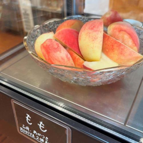 [Peach dessert pizza is ready]

Good evening!
It's a veggie full kitchen 🍑

Peach harvest is at its peak,
Vegeful Kitchen is now also able to stock up on this product 👏
"Peach Dessert Pizza" is finally here✨🍑

Carefully compote peaches
Arrange them on the pizza dough with the custard cream spread on top.
Baked with plenty of cheese!
The saltiness of the cheese brings out the sweetness even more.

They come all the way from far away just to eat
It is so popular that there are even fans.
This is a seasonal menu☀️

Fresh peaches are also available depending on availability.
There are also days when it can be served as a dessert.
Also, the fruit ale "Peach Temptation"
We still have some available 🍻

Please come and visit us 🚗

✼••┈┈••✼••┈┈••✼••┈┈••✼••┈┈••✼
Vegeful Kitchen is
Fresh vegetables and fruits from Toyooka Village
A generous buffet-style meal
Vegetable Garden Buffet Restaurant
﹍ ﹍ ﹍ ﹍ ﹍ ﹍ ﹍ ﹍ ﹍
VEGE-FULL KITCHEN
﹉ ﹉ ﹉ ﹉ ﹉ ﹉ ﹉ ﹉ ﹉
@Roadside Station Minami Shinshu Toyooka Marche
Nagano Prefecture, Shimoina District, Toyooka Village, Kamiina 12410
☎️0265-48-8063

#Vegetablefulkitchen
#vegefullkitchen
#VegetableGardenBuffet
#Buffet #Restaurant
#Lots of vegetables #Vegetable buffet
#Fills your stomach and your heart
#Toyooka Travel Time #Toyooka Marche
#Minami Shinshu Toyooka Marche #Roadside station #Roadside station restaurant
#Toyooka Village #Iida City #Shimoina
#Peach dessert pizza #Peach #Peach temptation #Toyooka fruit ale #Akatsuki #Seasonal limited #Limited quantity