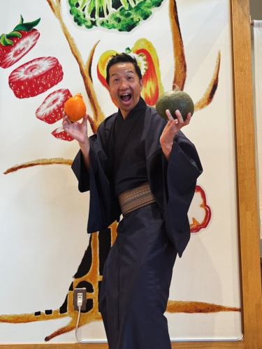 こんばんは！
ベジフルキッチンです🌾

今日はギター侍 波田陽区さんが、
SBCラジオの生放送で
ベジフルキッチンへご来店！

「おいしい秋の大感謝祭」
信州の秋の味を求めて、
県内各地を巡ってくださっています🍁

2周年記念フェアで提供予定の栗🌰ごはんや
金時草、オイスターリーフなど珍しいお野菜、
秋のフルーツ🍎🍇🍐など、
豊丘村の秋の味覚を召し上がっていただきました♪

波田さん、去年に引き続きありがとうございました❣️
快くお写真を撮らせていただいたので
皆さんにシェアします📸

✼••┈┈••✼••┈┈••✼••┈┈••✼••┈┈••✼ 
ベジフルキッチンは
 豊丘村の新鮮な野菜や果物が 
たっぷり取れるビュッフェスタイルの 
菜園ビュッフェレストラン 
﹍ ﹍ ﹍ ﹍ ﹍ ﹍ ﹍ ﹍ ﹍ 
ベジフルキッチン VEGE-FULL KITCHEN 
﹉ ﹉ ﹉ ﹉ ﹉ ﹉ ﹉ ﹉ ﹉ 
南信州唯一の日本野菜ソムリエ協会認定店です🥗

@道の駅南信州とよおかマルシェ 
長野県下伊那郡豊丘村神稲12410 
☎️0265-48-8063
🍅🍆🫛🥦🥬🥒🌶️🫑🌽🥕🧄🧅🥔🫜
#ベジフルキッチン
#vegefullkitchen
#菜園ビュッフェ
#ビュッフェ #レストラン
#野菜たっぷり #野菜ビュッフェ
#とよおか旅時間#とよおかマルシェ
#南信州とよおかマルシェ
#道の駅 #道の駅レストラン 
#豊丘村 #飯田市 #下伊那
#日本野菜ソムリエ協会認定レストラン
#SBCラジオ#生放送