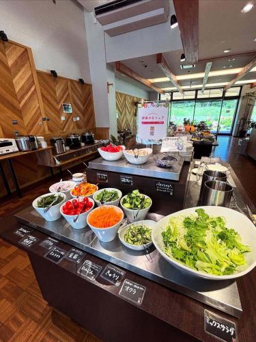 【野菜の日フェア2025のお礼】

こんばんは！
ベジフルキッチンです🫑

🍅🍆🫛🥦🥬🥒🌶️🫑🌽🥕🧄🧅🥔🫜

昨日までの2日間『野菜の日フェア』
たくさんのお客様にご来店いただき
ありがとうございました😊

🍅🍆🫛🥦🥬🥒🌶️🫑🌽🥕🧄🧅🥔🫜

いつも以上に野菜尽くしのフェア、いかがでしたか？？

オリジナルドレッシングを
食べ比べして楽しんでいただくお客様が多く、
普段よりもサラダの消費が激しくて
お客様も『野菜の日』を
意識してくださっているのが感じられました🥗
他のメニューもたくさん食べていただき、
美味しいというお声をたくさんいただきました♪

また、野菜の福袋もご好評いただいて、
手に取ってくださったお客様の笑顔が
間近に見られたのもとても良い機会になったと感じます☺️

ご協力いただいた農家🧑‍🌾の皆様、
本当にありがとうございました！

今日から9月！
野菜の日フェアは終了しましたが…
ベジフルキッチンは毎日約20種類の野菜を使った
ビュッフェのメニューをご提供しています🍅

野菜をたくさん食べたい、
体の調子を整えたい時はぜひ！
ベジフルキッチンへお越しください❣️

みなさまのご来店、心よりお待ちしております✨

🍅🍆🫛🥦🥬🥒🌶️🫑🌽🥕🧄🧅🥔🫜

✼••┈┈••✼••┈┈••✼••┈┈••✼••┈┈••✼ 
ベジフルキッチンは
 豊丘村の新鮮な野菜や果物が 
たっぷり取れるビュッフェスタイルの 
菜園ビュッフェレストラン 
﹍ ﹍ ﹍ ﹍ ﹍ ﹍ ﹍ ﹍ ﹍ 
ベジフルキッチン VEGE-FULL KITCHEN 
﹉ ﹉ ﹉ ﹉ ﹉ ﹉ ﹉ ﹉ ﹉ 
南信州唯一の日本野菜ソムリエ協会認定店です🥗

@道の駅南信州とよおかマルシェ 
長野県下伊那郡豊丘村神稲12410 
☎️0265-48-8063

#ベジフルキッチン
#vegefullkitchen
#菜園ビュッフェ
#ビュッフェ #レストラン
#野菜たっぷり #野菜ビュッフェ
#とよおか旅時間#とよおかマルシェ
#南信州とよおかマルシェ
#道の駅 #道の駅レストラン 
#豊丘村 #飯田市 #下伊那
#日本野菜ソムリエ協会認定レストラン
#野菜の日特別メニュー
#野菜を食べよう
#野菜の日2025
#野菜の日
#野菜
#野菜大好き