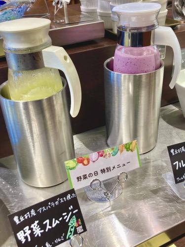 【野菜の日フェア2025のお礼】

こんばんは！
ベジフルキッチンです🫑

🍅🍆🫛🥦🥬🥒🌶️🫑🌽🥕🧄🧅🥔🫜

昨日までの2日間『野菜の日フェア』
たくさんのお客様にご来店いただき
ありがとうございました😊

🍅🍆🫛🥦🥬🥒🌶️🫑🌽🥕🧄🧅🥔🫜

いつも以上に野菜尽くしのフェア、いかがでしたか？？

オリジナルドレッシングを
食べ比べして楽しんでいただくお客様が多く、
普段よりもサラダの消費が激しくて
お客様も『野菜の日』を
意識してくださっているのが感じられました🥗
他のメニューもたくさん食べていただき、
美味しいというお声をたくさんいただきました♪

また、野菜の福袋もご好評いただいて、
手に取ってくださったお客様の笑顔が
間近に見られたのもとても良い機会になったと感じます☺️

ご協力いただいた農家🧑‍🌾の皆様、
本当にありがとうございました！

今日から9月！
野菜の日フェアは終了しましたが…
ベジフルキッチンは毎日約20種類の野菜を使った
ビュッフェのメニューをご提供しています🍅

野菜をたくさん食べたい、
体の調子を整えたい時はぜひ！
ベジフルキッチンへお越しください❣️

みなさまのご来店、心よりお待ちしております✨

🍅🍆🫛🥦🥬🥒🌶️🫑🌽🥕🧄🧅🥔🫜

✼••┈┈••✼••┈┈••✼••┈┈••✼••┈┈••✼ 
ベジフルキッチンは
 豊丘村の新鮮な野菜や果物が 
たっぷり取れるビュッフェスタイルの 
菜園ビュッフェレストラン 
﹍ ﹍ ﹍ ﹍ ﹍ ﹍ ﹍ ﹍ ﹍ 
ベジフルキッチン VEGE-FULL KITCHEN 
﹉ ﹉ ﹉ ﹉ ﹉ ﹉ ﹉ ﹉ ﹉ 
南信州唯一の日本野菜ソムリエ協会認定店です🥗

@道の駅南信州とよおかマルシェ 
長野県下伊那郡豊丘村神稲12410 
☎️0265-48-8063

#ベジフルキッチン
#vegefullkitchen
#菜園ビュッフェ
#ビュッフェ #レストラン
#野菜たっぷり #野菜ビュッフェ
#とよおか旅時間#とよおかマルシェ
#南信州とよおかマルシェ
#道の駅 #道の駅レストラン 
#豊丘村 #飯田市 #下伊那
#日本野菜ソムリエ協会認定レストラン
#野菜の日特別メニュー
#野菜を食べよう
#野菜の日2025
#野菜の日
#野菜
#野菜大好き