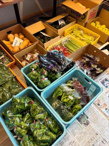 【野菜の日フェア2025のお礼】

こんばんは！
ベジフルキッチンです🫑

🍅🍆🫛🥦🥬🥒🌶️🫑🌽🥕🧄🧅🥔🫜

昨日までの2日間『野菜の日フェア』
たくさんのお客様にご来店いただき
ありがとうございました😊

🍅🍆🫛🥦🥬🥒🌶️🫑🌽🥕🧄🧅🥔🫜

いつも以上に野菜尽くしのフェア、いかがでしたか？？

オリジナルドレッシングを
食べ比べして楽しんでいただくお客様が多く、
普段よりもサラダの消費が激しくて
お客様も『野菜の日』を
意識してくださっているのが感じられました🥗
他のメニューもたくさん食べていただき、
美味しいというお声をたくさんいただきました♪

また、野菜の福袋もご好評いただいて、
手に取ってくださったお客様の笑顔が
間近に見られたのもとても良い機会になったと感じます☺️

ご協力いただいた農家🧑‍🌾の皆様、
本当にありがとうございました！

今日から9月！
野菜の日フェアは終了しましたが…
ベジフルキッチンは毎日約20種類の野菜を使った
ビュッフェのメニューをご提供しています🍅

野菜をたくさん食べたい、
体の調子を整えたい時はぜひ！
ベジフルキッチンへお越しください❣️

みなさまのご来店、心よりお待ちしております✨

🍅🍆🫛🥦🥬🥒🌶️🫑🌽🥕🧄🧅🥔🫜

✼••┈┈••✼••┈┈••✼••┈┈••✼••┈┈••✼ 
ベジフルキッチンは
 豊丘村の新鮮な野菜や果物が 
たっぷり取れるビュッフェスタイルの 
菜園ビュッフェレストラン 
﹍ ﹍ ﹍ ﹍ ﹍ ﹍ ﹍ ﹍ ﹍ 
ベジフルキッチン VEGE-FULL KITCHEN 
﹉ ﹉ ﹉ ﹉ ﹉ ﹉ ﹉ ﹉ ﹉ 
南信州唯一の日本野菜ソムリエ協会認定店です🥗

@道の駅南信州とよおかマルシェ 
長野県下伊那郡豊丘村神稲12410 
☎️0265-48-8063

#ベジフルキッチン
#vegefullkitchen
#菜園ビュッフェ
#ビュッフェ #レストラン
#野菜たっぷり #野菜ビュッフェ
#とよおか旅時間#とよおかマルシェ
#南信州とよおかマルシェ
#道の駅 #道の駅レストラン 
#豊丘村 #飯田市 #下伊那
#日本野菜ソムリエ協会認定レストラン
#野菜の日特別メニュー
#野菜を食べよう
#野菜の日2025
#野菜の日
#野菜
#野菜大好き