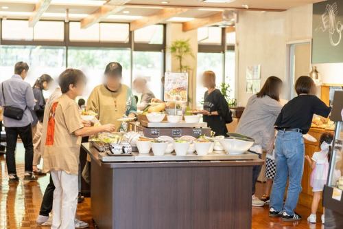 [2nd Anniversary Fair has ended]

Good evening!
It's a veggie-full kitchen ☺️

🍂🍁🍄‍🟫🌰🌾🌼🍎🍐🍇🍠🌾🍁🍂
✨2nd Anniversary Toyooka Village Autumn Taste Fair✨
🍂🍁🍄‍🟫🌰🌾🌼🍎🍐🍇🍠🌾🍁🍂

We had many customers visit us for three days.
Thank you very much.

A fair with plenty of special menu items
Did you enjoy it?

When you leave, you'll say, "It was delicious! I'm full!"
I was very happy to see so many smiling customers.
Satisfying both your stomach and your heart
It was a fair worthy of the 2nd anniversary.
I think so✨

Providing delicious food to customers at the fair
I want you to eat a lot
To all the producers who cooperated,
Thank you so much!

Thank you for your continued patronage,
Neighboring cities and towns, of course
They come to our store from far away
The more customers we have,
It will attract the attention of many people
It has grown into a restaurant.

This will continue to be our concept in the future.
"The importance and value of agriculture,
"I want to convey this to my customers through food."
To be able to reach more people
We will continue to work even harder.

We hope for your continued patronage.
Thank you for your cooperation.

📸photo by
@metabolikuma1

The 18th wall art is
To coincide with the 2nd anniversary
To @yoshizawasayaka
It was produced.
thank you!
Please come and see the real thing!

✼••┈┈••✼••┈┈••✼••┈┈••✼••┈┈••✼
Vegeful Kitchen is
Fresh vegetables and fruits from Toyooka Village
A generous buffet-style meal
Vegetable Garden Buffet Restaurant
﹍ ﹍ ﹍ ﹍ ﹍ ﹍ ﹍ ﹍ ﹍
VEGE-FULL KITCHEN
﹉ ﹉ ﹉ ﹉ ﹉ ﹉ ﹉ ﹉ ﹉
We are the only store in Minami Shinshu certified by the Japan Vegetable Sommelier Association.

@Roadside Station Minami Shinshu Toyooka Marche
Nagano Prefecture, Shimoina District, Toyooka Village, Kamiina 12410
☎️0265-48-8063
🍅🍆🫛🥦🥬🥒🌶️🫑🌽🥕🧄🧅🥔🫜
#Vegetablefulkitchen
#vegefullkitchen
#VegetableGardenBuffet
#Buffet #Restaurant
#Lots of vegetables #Vegetable buffet
#Toyooka Travel Time #Toyooka Marche
#Minami Shinshu Toyooka Marche
#Roadside station #Roadside station restaurant
#Toyooka Village #Iida City #Shimoina
#Japan Vegetable Sommelier Association Certified Restaurant
#2ndAnniversary #ThankYou #AutumnFoodFair