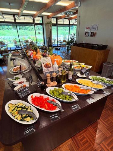 [Thank you for the Vegetable Day Fair 2025]

Good evening!
It's a veggie-full kitchen 🫑

🍅🍆🫛🥦🥬🥒🌶️🫑🌽🥕🧄🧅🥔🫜

The two-day "Vegetable Day Fair" ended yesterday
Many customers came to our store.
Thank you very much 😊

🍅🍆🫛🥦🥬🥒🌶️🫑🌽🥕🧄🧅🥔🫜

What did you think of this fair that was even more vegetable-filled than usual?

Original dressing
Many customers enjoy comparing the different flavors,
I've been consuming more salad than usual.
Customers also celebrate "Vegetable Day"
I could feel that they were conscious of this.
Please try many other menu items as well.
We received a lot of comments saying it was delicious.

Our vegetable lucky bags have also been very popular.
The smiles of the customers who picked it up
I think it was a great opportunity to see it up close.

To all the farmers🧑‍🌾 who cooperated,
Thank you so much!

September starts today!
The Vegetable Day Fair has ended, but...
Vegeful Kitchen uses about 20 kinds of vegetables every day
We offer a buffet menu.

I want to eat lots of vegetables.
If you want to get your body in shape, this is the place to go!
Please come to Vegeful Kitchen!

We look forward to your visit!

🍅🍆🫛🥦🥬🥒🌶️🫑🌽🥕🧄🧅🥔🫜

✼••┈┈••✼••┈┈••✼••┈┈••✼••┈┈••✼
Vegeful Kitchen is
Fresh vegetables and fruits from Toyooka Village
A generous buffet-style meal
Vegetable Garden Buffet Restaurant
﹍ ﹍ ﹍ ﹍ ﹍ ﹍ ﹍ ﹍ ﹍
VEGE-FULL KITCHEN
﹉ ﹉ ﹉ ﹉ ﹉ ﹉ ﹉ ﹉ ﹉
We are the only store in Minami Shinshu certified by the Japan Vegetable Sommelier Association.

@Roadside Station Minami Shinshu Toyooka Marche
Nagano Prefecture, Shimoina District, Toyooka Village, Kamiina 12410
☎️0265-48-8063

#Vegetablefulkitchen
#vegefullkitchen
#VegetableGardenBuffet
#Buffet #Restaurant
#Lots of vegetables #Vegetable buffet
#Toyooka Travel Time #Toyooka Marche
#Minami Shinshu Toyooka Marche
#Roadside station #Roadside station restaurant
#Toyooka Village #Iida City #Shimoina
#Japan Vegetable Sommelier Association Certified Restaurant
#Vegetable Day Special Menu
#Let's eat vegetables
#VegetableDay2025
#VegetableDay
#vegetables
#I love vegetables