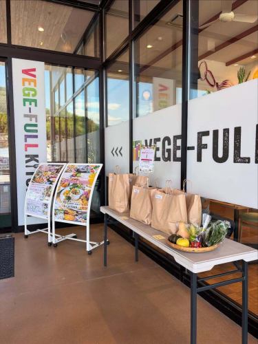 [Thank you for the Vegetable Day Fair 2025]

Good evening!
It's a veggie-full kitchen 🫑

🍅🍆🫛🥦🥬🥒🌶️🫑🌽🥕🧄🧅🥔🫜

The two-day "Vegetable Day Fair" ended yesterday
Many customers came to our store.
Thank you very much 😊

🍅🍆🫛🥦🥬🥒🌶️🫑🌽🥕🧄🧅🥔🫜

What did you think of this fair that was even more vegetable-filled than usual?

Original dressing
Many customers enjoy comparing the different flavors,
I've been consuming more salad than usual.
Customers also celebrate "Vegetable Day"
I could feel that they were conscious of this.
Please try many other menu items as well.
We received a lot of comments saying it was delicious.

Our vegetable lucky bags have also been very popular.
The smiles of the customers who picked it up
I think it was a great opportunity to see it up close.

To all the farmers🧑‍🌾 who cooperated,
Thank you so much!

September starts today!
The Vegetable Day Fair has ended, but...
Vegeful Kitchen uses about 20 kinds of vegetables every day
We offer a buffet menu.

I want to eat lots of vegetables.
If you want to get your body in shape, this is the place to go!
Please come to Vegeful Kitchen!

We look forward to your visit!

🍅🍆🫛🥦🥬🥒🌶️🫑🌽🥕🧄🧅🥔🫜

✼••┈┈••✼••┈┈••✼••┈┈••✼••┈┈••✼
Vegeful Kitchen is
Fresh vegetables and fruits from Toyooka Village
A generous buffet-style meal
Vegetable Garden Buffet Restaurant
﹍ ﹍ ﹍ ﹍ ﹍ ﹍ ﹍ ﹍ ﹍
VEGE-FULL KITCHEN
﹉ ﹉ ﹉ ﹉ ﹉ ﹉ ﹉ ﹉ ﹉
We are the only store in Minami Shinshu certified by the Japan Vegetable Sommelier Association.

@Roadside Station Minami Shinshu Toyooka Marche
Nagano Prefecture, Shimoina District, Toyooka Village, Kamiina 12410
☎️0265-48-8063

#Vegetablefulkitchen
#vegefullkitchen
#VegetableGardenBuffet
#Buffet #Restaurant
#Lots of vegetables #Vegetable buffet
#Toyooka Travel Time #Toyooka Marche
#Minami Shinshu Toyooka Marche
#Roadside station #Roadside station restaurant
#Toyooka Village #Iida City #Shimoina
#Japan Vegetable Sommelier Association Certified Restaurant
#Vegetable Day Special Menu
#Let's eat vegetables
#VegetableDay2025
#VegetableDay
#vegetables
#I love vegetables