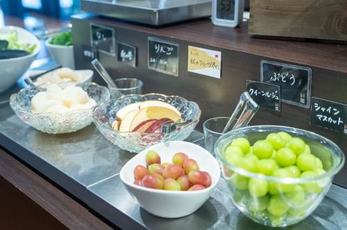 【2周年記念フェア終了いたしました】
こんばんは!
ベジフルキッチンです☺️
🍂🍁🍄🟫🌰🌾🌼🍎🍐🍇🍠🌾🍁🍂
✨2周年記念 豊丘村 秋の味覚フェア✨
🍂🍁🍄🟫🌰🌾🌼🍎🍐🍇🍠🌾🍁🍂
3日間、大勢のお客様にご来店いただき
誠にありがとうございました。
特別メニューたっぷりのフェアを
お楽しみいただけたでしょうか?
お帰りの際に「おいしかった!お腹いっぱい!」と
大勢のお客様の笑顔を見られたことがとても嬉しく、
おなかも心も満たされる
2周年にふさわしいフェアになったと
思っております✨
フェアでお客様においしいものを
たくさん食べてほしいと
ご協力いただいた生産者の皆様、
本当にありがとうございます!
日頃からお客様にご愛顧いただき、
近隣市町村はもちろん
遠方から当店をめがけて来てくださる
お客様がいらっしゃるほど、
たくさんの方に注目していただける
レストランに成長してまいりました。
今後も当店のコンセプトとしている
「農業の大切さや価値を、
食を通じてお客様に伝えたい」という想いを
より多くの方へ発信していけるよう
一層精進してまいります。
変わらぬご愛顧を賜りますよう
よろしくお願い申し上げます。
📸photo by
@metabolikuma1 
18枚目の壁面アートは
2周年記念に合わせて
@yoshizawasayaka  さんに
制作いただきました。
ありがとうございます!
ぜひ、立体的な実物もご覧にお越しください🎨
✼••┈┈••✼••┈┈••✼••┈┈••✼••┈┈••✼ 
ベジフルキッチンは
 豊丘村の新鮮な野菜や果物が 
たっぷり取れるビュッフェスタイルの 
菜園ビュッフェレストラン 
﹍ ﹍ ﹍ ﹍ ﹍ ﹍ ﹍ ﹍ ﹍ 
ベジフルキッチン VEGE-FULL KITCHEN 
﹉ ﹉ ﹉ ﹉ ﹉ ﹉ ﹉ ﹉ ﹉ 
南信州唯一の日本野菜ソムリエ協会認定店です🥗
@道の駅南信州とよおかマルシェ 
長野県下伊那郡豊丘村神稲12410 
☎️0265-48-8063
🍅🍆🫛🥦🥬🥒🌶️🫑🌽🥕🧄🧅🥔
#ベジフルキッチン
#vegefullkitchen
#菜園ビュッフェ
#ビュッフェ #レストラン
#野菜たっぷり #野菜ビュッフェ
#とよおか旅時間#とよおかマルシェ
#南信州とよおかマルシェ
#道の駅 #道の駅レストラン 
#豊丘村 #飯田市 #下伊那
#日本野菜ソムリエ協会認定レストラン
#2周年#感謝#秋の味覚フェア