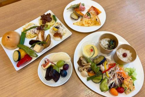 【2周年記念フェア終了いたしました】
こんばんは!
ベジフルキッチンです☺️
🍂🍁🍄🟫🌰🌾🌼🍎🍐🍇🍠🌾🍁🍂
✨2周年記念 豊丘村 秋の味覚フェア✨
🍂🍁🍄🟫🌰🌾🌼🍎🍐🍇🍠🌾🍁🍂
3日間、大勢のお客様にご来店いただき
誠にありがとうございました。
特別メニューたっぷりのフェアを
お楽しみいただけたでしょうか?
お帰りの際に「おいしかった!お腹いっぱい!」と
大勢のお客様の笑顔を見られたことがとても嬉しく、
おなかも心も満たされる
2周年にふさわしいフェアになったと
思っております✨
フェアでお客様においしいものを
たくさん食べてほしいと
ご協力いただいた生産者の皆様、
本当にありがとうございます!
日頃からお客様にご愛顧いただき、
近隣市町村はもちろん
遠方から当店をめがけて来てくださる
お客様がいらっしゃるほど、
たくさんの方に注目していただける
レストランに成長してまいりました。
今後も当店のコンセプトとしている
「農業の大切さや価値を、
食を通じてお客様に伝えたい」という想いを
より多くの方へ発信していけるよう
一層精進してまいります。
変わらぬご愛顧を賜りますよう
よろしくお願い申し上げます。
📸photo by
@metabolikuma1 
18枚目の壁面アートは
2周年記念に合わせて
@yoshizawasayaka  さんに
制作いただきました。
ありがとうございます!
ぜひ、立体的な実物もご覧にお越しください🎨
✼••┈┈••✼••┈┈••✼••┈┈••✼••┈┈••✼ 
ベジフルキッチンは
 豊丘村の新鮮な野菜や果物が 
たっぷり取れるビュッフェスタイルの 
菜園ビュッフェレストラン 
﹍ ﹍ ﹍ ﹍ ﹍ ﹍ ﹍ ﹍ ﹍ 
ベジフルキッチン VEGE-FULL KITCHEN 
﹉ ﹉ ﹉ ﹉ ﹉ ﹉ ﹉ ﹉ ﹉ 
南信州唯一の日本野菜ソムリエ協会認定店です🥗
@道の駅南信州とよおかマルシェ 
長野県下伊那郡豊丘村神稲12410 
☎️0265-48-8063
🍅🍆🫛🥦🥬🥒🌶️🫑🌽🥕🧄🧅🥔
#ベジフルキッチン
#vegefullkitchen
#菜園ビュッフェ
#ビュッフェ #レストラン
#野菜たっぷり #野菜ビュッフェ
#とよおか旅時間#とよおかマルシェ
#南信州とよおかマルシェ
#道の駅 #道の駅レストラン 
#豊丘村 #飯田市 #下伊那
#日本野菜ソムリエ協会認定レストラン
#2周年#感謝#秋の味覚フェア