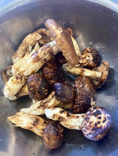 【松茸饭仅供应两天！】

您好！
这是一间素食厨房🥗

🍂✨🍁🍄‍🟫🌾🍁✨🍂
丰冈村松茸饭
提供自助餐菜单！

来自众多客户
我们已收到您的询问，
松茸菜单
仅限2天！

◾️期间
仅限 2025 年 10 月 18 日星期六和 10 月 19 日星期日

◾️提供方法
进店时会赠送“松茸米兑换券”。
每位付费顾客将获赠一张票。
*不提供学龄前儿童免费门票。

用餐时请携带优惠券至取餐地点。
请将其交给工作人员。
安装在专用容器中
松茸饭上桌啦！
数量有限，售完为止。

🍂✨🍁🍄‍🟫🌾🍁✨🍂

高级松茸无限量供应！
我当然不能这么做……
只有在松茸主要产地丰冈村才有可能实现这一点。
这是一年一次的事情🍁

11:00 至 12:45 为顾客提供指导
我们计划为每个人准备足够的食物，
下午 2:00 后，
有可能會遺失。
请预先警告。

预计这段时间将会非常拥挤。
原则上，我们接受您访问当天上午 10:00 之前通过电话进行的预订。

此外，10 月 19 日星期日
蔬菜厨房旁边
在丰冈市场广场特设会场，
堀越松茸祭也将举行🍄‍🟫
详情请咨询丰冈村观光协会。
@toyooka_tabijikan
查看帖子！

我们在等你！

✼••┈••✼••┈┈••┈•✼••┈┈••✼••┈┈••✼••┈┈••✼
蔬菜齐全的厨房
丰冈村的新鲜蔬菜和水果
自助餐样式丰富
菜园自助餐厅
﹍﹍﹍﹍﹍﹍﹍﹍﹍
蔬菜齐全的厨房
﹉﹉﹉﹉﹉﹉﹉﹉﹉
我们是南信州唯一一家获得日本蔬菜侍酒师协会认证的商店。

@道之站南新州丰冈Marche
长野县下伊那郡丰冈村上根12410
☎️0265-48-8063
🍅🍆🫛🥦🥬🥒🌶️🫑🌽🥕🧄🧅🥔🫜
#蔬菜厨房
#vegefullkitchen
#菜园自助餐
#自助餐#餐厅
#大量蔬菜 #蔬菜自助餐
#丰冈旅行时间#丰冈马尔凯
#南信州丰冈Marche
#路边站 #路边站餐厅
#丰冈村#饭田市#下伊那
#日本蔬菜侍酒师协会认证餐厅
#松茸米 #松茸 #仅限2天