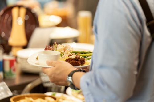 【2周年記念フェア終了いたしました】

こんばんは！
ベジフルキッチンです☺️

🍂🍁🍄‍🟫🌰🌾🌼🍎🍐🍇🍠🌾🍁🍂
✨2周年記念　豊丘村　秋の味覚フェア✨
🍂🍁🍄‍🟫🌰🌾🌼🍎🍐🍇🍠🌾🍁🍂

３日間、大勢のお客様にご来店いただき
誠にありがとうございました。

特別メニューたっぷりのフェアを
お楽しみいただけたでしょうか？

お帰りの際に「おいしかった！お腹いっぱい！」と
大勢のお客様の笑顔を見られたことがとても嬉しく、
おなかも心も満たされる
2周年にふさわしいフェアになったと
思っております✨

フェアでお客様においしいものを
たくさん食べてほしいと
ご協力いただいた生産者の皆様、
本当にありがとうございます！

日頃からお客様にご愛顧いただき、
近隣市町村はもちろん
遠方から当店をめがけて来てくださる
お客様がいらっしゃるほど、
たくさんの方に注目していただける
レストランに成長してまいりました。

今後も当店のコンセプトとしている
「農業の大切さや価値を、
食を通じてお客様に伝えたい」という想いを
より多くの方へ発信していけるよう
一層精進してまいります。

変わらぬご愛顧を賜りますよう
よろしくお願い申し上げます。

📸photo by
@metabolikuma1 

18枚目の壁面アートは
2周年記念に合わせて
@yoshizawasayaka  さんに
制作いただきました。
ありがとうございます！
ぜひ、立体的な実物もご覧にお越しください🎨

✼••┈┈••✼••┈┈••✼••┈┈••✼••┈┈••✼ 
ベジフルキッチンは
 豊丘村の新鮮な野菜や果物が 
たっぷり取れるビュッフェスタイルの 
菜園ビュッフェレストラン 
﹍ ﹍ ﹍ ﹍ ﹍ ﹍ ﹍ ﹍ ﹍ 
ベジフルキッチン VEGE-FULL KITCHEN 
﹉ ﹉ ﹉ ﹉ ﹉ ﹉ ﹉ ﹉ ﹉ 
南信州唯一の日本野菜ソムリエ協会認定店です🥗

@道の駅南信州とよおかマルシェ 
長野県下伊那郡豊丘村神稲12410 
☎️0265-48-8063
🍅🍆🫛🥦🥬🥒🌶️🫑🌽🥕🧄🧅🥔🫜
#ベジフルキッチン
#vegefullkitchen
#菜園ビュッフェ
#ビュッフェ #レストラン
#野菜たっぷり #野菜ビュッフェ
#とよおか旅時間#とよおかマルシェ
#南信州とよおかマルシェ
#道の駅 #道の駅レストラン 
#豊丘村 #飯田市 #下伊那
#日本野菜ソムリエ協会認定レストラン
#2周年#感謝#秋の味覚フェア