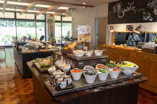 【2周年記念フェア終了いたしました】

こんばんは！
ベジフルキッチンです☺️

🍂🍁🍄‍🟫🌰🌾🌼🍎🍐🍇🍠🌾🍁🍂
✨2周年記念　豊丘村　秋の味覚フェア✨
🍂🍁🍄‍🟫🌰🌾🌼🍎🍐🍇🍠🌾🍁🍂

３日間、大勢のお客様にご来店いただき
誠にありがとうございました。

特別メニューたっぷりのフェアを
お楽しみいただけたでしょうか？

お帰りの際に「おいしかった！お腹いっぱい！」と
大勢のお客様の笑顔を見られたことがとても嬉しく、
おなかも心も満たされる
2周年にふさわしいフェアになったと
思っております✨

フェアでお客様においしいものを
たくさん食べてほしいと
ご協力いただいた生産者の皆様、
本当にありがとうございます！

日頃からお客様にご愛顧いただき、
近隣市町村はもちろん
遠方から当店をめがけて来てくださる
お客様がいらっしゃるほど、
たくさんの方に注目していただける
レストランに成長してまいりました。

今後も当店のコンセプトとしている
「農業の大切さや価値を、
食を通じてお客様に伝えたい」という想いを
より多くの方へ発信していけるよう
一層精進してまいります。

変わらぬご愛顧を賜りますよう
よろしくお願い申し上げます。

📸photo by
@metabolikuma1 

18枚目の壁面アートは
2周年記念に合わせて
@yoshizawasayaka  さんに
制作いただきました。
ありがとうございます！
ぜひ、立体的な実物もご覧にお越しください🎨

✼••┈┈••✼••┈┈••✼••┈┈••✼••┈┈••✼ 
ベジフルキッチンは
 豊丘村の新鮮な野菜や果物が 
たっぷり取れるビュッフェスタイルの 
菜園ビュッフェレストラン 
﹍ ﹍ ﹍ ﹍ ﹍ ﹍ ﹍ ﹍ ﹍ 
ベジフルキッチン VEGE-FULL KITCHEN 
﹉ ﹉ ﹉ ﹉ ﹉ ﹉ ﹉ ﹉ ﹉ 
南信州唯一の日本野菜ソムリエ協会認定店です🥗

@道の駅南信州とよおかマルシェ 
長野県下伊那郡豊丘村神稲12410 
☎️0265-48-8063
🍅🍆🫛🥦🥬🥒🌶️🫑🌽🥕🧄🧅🥔🫜
#ベジフルキッチン
#vegefullkitchen
#菜園ビュッフェ
#ビュッフェ #レストラン
#野菜たっぷり #野菜ビュッフェ
#とよおか旅時間#とよおかマルシェ
#南信州とよおかマルシェ
#道の駅 #道の駅レストラン 
#豊丘村 #飯田市 #下伊那
#日本野菜ソムリエ協会認定レストラン
#2周年#感謝#秋の味覚フェア