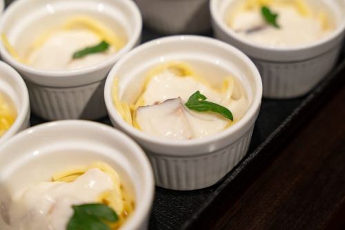 【2周年記念フェア終了いたしました】

こんばんは！
ベジフルキッチンです☺️

🍂🍁🍄‍🟫🌰🌾🌼🍎🍐🍇🍠🌾🍁🍂
✨2周年記念　豊丘村　秋の味覚フェア✨
🍂🍁🍄‍🟫🌰🌾🌼🍎🍐🍇🍠🌾🍁🍂

３日間、大勢のお客様にご来店いただき
誠にありがとうございました。

特別メニューたっぷりのフェアを
お楽しみいただけたでしょうか？

お帰りの際に「おいしかった！お腹いっぱい！」と
大勢のお客様の笑顔を見られたことがとても嬉しく、
おなかも心も満たされる
2周年にふさわしいフェアになったと
思っております✨

フェアでお客様においしいものを
たくさん食べてほしいと
ご協力いただいた生産者の皆様、
本当にありがとうございます！

日頃からお客様にご愛顧いただき、
近隣市町村はもちろん
遠方から当店をめがけて来てくださる
お客様がいらっしゃるほど、
たくさんの方に注目していただける
レストランに成長してまいりました。

今後も当店のコンセプトとしている
「農業の大切さや価値を、
食を通じてお客様に伝えたい」という想いを
より多くの方へ発信していけるよう
一層精進してまいります。

変わらぬご愛顧を賜りますよう
よろしくお願い申し上げます。

📸photo by
@metabolikuma1 

18枚目の壁面アートは
2周年記念に合わせて
@yoshizawasayaka  さんに
制作いただきました。
ありがとうございます！
ぜひ、立体的な実物もご覧にお越しください🎨

✼••┈┈••✼••┈┈••✼••┈┈••✼••┈┈••✼ 
ベジフルキッチンは
 豊丘村の新鮮な野菜や果物が 
たっぷり取れるビュッフェスタイルの 
菜園ビュッフェレストラン 
﹍ ﹍ ﹍ ﹍ ﹍ ﹍ ﹍ ﹍ ﹍ 
ベジフルキッチン VEGE-FULL KITCHEN 
﹉ ﹉ ﹉ ﹉ ﹉ ﹉ ﹉ ﹉ ﹉ 
南信州唯一の日本野菜ソムリエ協会認定店です🥗

@道の駅南信州とよおかマルシェ 
長野県下伊那郡豊丘村神稲12410 
☎️0265-48-8063
🍅🍆🫛🥦🥬🥒🌶️🫑🌽🥕🧄🧅🥔🫜
#ベジフルキッチン
#vegefullkitchen
#菜園ビュッフェ
#ビュッフェ #レストラン
#野菜たっぷり #野菜ビュッフェ
#とよおか旅時間#とよおかマルシェ
#南信州とよおかマルシェ
#道の駅 #道の駅レストラン 
#豊丘村 #飯田市 #下伊那
#日本野菜ソムリエ協会認定レストラン
#2周年#感謝#秋の味覚フェア