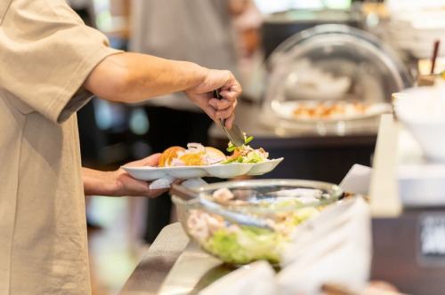 【二週年慶活動圓滿結束】
晚安!
這是一個充滿蔬菜的廚房☺️
🍂🍁🍄🟫🌰🌾🌼🍎🍐🍇🍠🌾🍁🍂
✨豐岡村秋季美食節2週年✨
🍂🍁🍄🟫🌰🌾🌼🍎🍐🍇🍠🌾🍁🍂
三天內有很多客戶來拜訪我們。
非常感謝。
有很多特別菜單的博覽會
你喜歡嗎?
當你離開時,你會說:“真美味!我吃飽了!”
看到這麼多微笑的顧客,我感到非常高興。
滿足你的胃和你的心
這是一場值得慶祝兩週年的展覽。
我認為是這樣✨
為展會上的顧客提供美味佳餚
我要你多吃點
致所有合作的製作人:
太感謝了!
感謝您一直以來的支持,
當然是鄰近的城鎮
他們從很遠的地方來到我們店裡
我們的顧客越多,
它將吸引很多人的注意
它已經發展成為一家餐廳。
未來我們仍將秉持這項理念。
「農業的重要性和價值,
“我想透過食物向我的顧客傳達這一點。”
為了能夠接觸到更多的人
我們將繼續更加努力。
我們希望您能繼續惠顧。
謝謝您的合作。
📸照片由
@metabolikuma1
第 18 幅壁畫是
適逢兩週年
致@yoshizawasayaka
它被生產出來了。
謝謝你!
請大家來看看實體吧!
✼••┈••✼••┈┈••┈•✼••┈┈••✼••┈┈••✼••┈┈••✼
蔬菜齊全的廚房
豐岡村的新鮮蔬菜和水果
自助餐樣式豐富
菜園自助餐廳
﹍﹍﹍﹍﹍﹍﹍﹍﹍
蔬菜齊全的廚房
﹉﹉﹉﹉﹉﹉﹉﹉﹉
我們是南信州唯一獲得日本蔬菜侍酒師協會認證的商店。
@道之站南新州豐岡Marche
長野縣下伊那郡豐岡村上根12410
☎️0265-48-8063
🍅🍆🫛🥦🥬🥒🌶️🫑🌽🥕🧄🧅🥔
#蔬菜廚房
#vegefullkitchen
#菜園自助餐
#自助餐#餐廳
#大量蔬菜 #蔬菜自助餐
#豐岡旅行時間#豐岡馬爾凱
#南信州豐岡Marche
#路邊站 #路邊站餐廳
#豐岡村#飯田市#下伊那
#日本蔬菜侍酒師協會認證餐廳
#2週年 #感謝 #秋季美食展