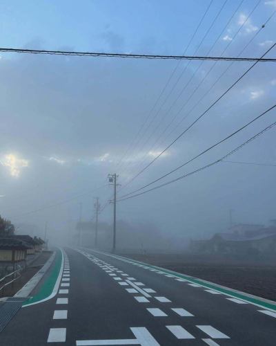 【12월 영업 캘린더】
안녕하세요!
베지풀 부엌입니다
------------------
📣 12월 휴일 알림
①매주 화요일
2,9,16,23일
②연말연시휴업일
29일(월)~2026년 1월 7일(수)까지
단체님의 이용일은 🚍 마크가 붙어 있습니다.
자세한 내용을 확인하려면 전화로 문의하십시오.
쉬는 동안 베지풀 주방 전화로
예약이나 문의의 연락을 받고도
대응할 수 없기 때문에 양해 바랍니다.
정기 휴일에도 웹 예약이라면 24 시간 가능합니다!
------------------
🔴
2025년도 남아 약 1개월이 되었습니다.
연말연시는 10일간 휴가하겠습니다.
불편을 끼쳐 드려 죄송합니다. 🙇
🟢
12월은 14일(일)에 개최된다
『토요 여행 XMAS FOOD FES2025』에 맞추어
크리스마스다운 메뉴를
25일까지 준비해 드리겠습니다🎄🎅
이벤트 상세는
@toyooka_tabijikan
의 게시물을 참조 ❄️
📸 배경 사진 소개
👨🌾우사미씨의 지로감
지로 감은 감 중에서도 감 감으로 분류되는 품종입니다 🧡
위에서 보면 사각형 모양을하고 있습니다.
단맛이 강하고, 치아응은 확실히 하고 있습니다만,
완숙할 정도로 트롯한 식감으로 바뀝니다.
딱딱한 식감, 부드러운 식감, 어느 것을 좋아합니까?
도요 오카 마을에서는 말린 감으로 가공
이치다 감(渋柿)의 재배가 주류이지만,
감 감을 발송해 주시는 농가씨도
오세요!
이나야 이 시기 독특한
텐류강의 강 안개도 자주 볼 수 있게 되었습니다.
조금 고도가 높은 곳에서는 운해가 퍼집니다 ☁️
아침 온도가 훨씬 떨어지면 발생하는 안개
습도와 온도를 적당히 유지함으로써,
농작물에도 좋은 영향을 줍니다 🥬
겨울 야채와 감, 사과의 과일도 충실합니다 ☺️
마을 내를 이동하면
감의 벽돌의 밝은 오렌지색
깜짝 보인다 👀
외출할 때는 꼭 봐 주세요🧡
여러분의 내점, 진심으로 기다리고 있습니다!
✼••┈┈••✼••┈┈••✼••┈┈••✼••┈┈••✼
베지풀 주방은
도요 오카 마을의 신선한 야채와 과일
풍부한 뷔페 스타일
菜園 뷔페 레스토랑
﹍ ﹍ ﹍ ﹍ ﹍ ﹍ ﹍ ﹍
베지풀 주방 VEGE-FULL KITCHEN
﹉ ﹉ ﹉ ﹉ ﹉ ﹉ ﹉ ﹉ ﹉
미나미 신슈 유일의 일본 야채 소믈리에 협회 인정점입니다 🥗
@ 미치노에키 미나미신슈와 요오카 마르쉐
나가노현 시모이나군 도요오카무라 신이나12410
☎️0265-48-8063
#베지풀
#vegefullkitchen
#채소버페
#뷔페 #레스토랑
#야채 가득 #야채 뷔페
#토요오카여행시간 #토요오카마르쉐
#남신주와요오카마르쉐
#미치노에키 #미치노에키 레스토랑
#도요오카무라 #이이다시 #시모이나
#일본야채소믈리에협회인정 레스토랑
#12월