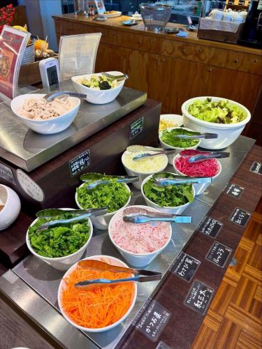 【クリスマスメニュー】

こんばんは！
ベジフルキッチンです🥗

2025年も残り僅かになりましたね。
そしていよいよ来週はクリスマス🎄

先日12/14(日)開催の
とよ旅XMAS FOOD FES2025
@toyooka_tabijikan では
大勢のお客様が道の駅とよおかマルシェに
お越しいただきました🎅🎁
ありがとうございます！

ベジフルキッチンもイベントに合わせて
25日までの期間限定で
クリスマスメニューをご用意しています💓

💚🍰🌟🎄🎁❄️☃️🎅🫎✨🎄❄️🧣❤️

【ベジフルキッチン　2025クリスマスMenu】
🐽信美豚のハンバーグ～デミグラスソースがけ～
🥗自分でつくるリースサラダ
🍗ローストチキン
🥙ピタパン～サルサ❤️とバジル💚のクリスマスカラーソース～
🍅ミネストローネ～トマトスープ～
🥣クリームシチュー
🐓チキンライス
🍕クリスマスデザートピザ
🧡市田柿入とドライフルーツのパウンドケーキ～シュトレン風～
🍓豊丘村産いちごのデザート
　　　　　　　　　　など

💚🍰🌟🎄🎁❄️☃️🎅🫎✨🎄❄️🧣❤️

その他日替わりのサラダバーや
お料理も多数ご用意しています🍽️

また、ベジフルキッチン店内や入口周辺、ハーブガーデンは、
クリスマスツリーやリース、飾りもたくさん✨💖
夕方以降は、お食事はできませんが
イルミネーションもお楽しみいただけます🎄

大切なご家族、恋人、ご友人とぜひ
素敵な時間をお過ごしください♪🌃

みなさまのご来店、心よりお待ちしております！

✼••┈┈••✼••┈┈••✼••┈┈••✼••┈┈••✼ 
ベジフルキッチンは
 豊丘村の新鮮な野菜や果物が 
たっぷり取れるビュッフェスタイルの 
菜園ビュッフェレストラン 
﹍ ﹍ ﹍ ﹍ ﹍ ﹍ ﹍ ﹍ ﹍ 
ベジフルキッチン VEGE-FULL KITCHEN 
﹉ ﹉ ﹉ ﹉ ﹉ ﹉ ﹉ ﹉ ﹉ 
南信州唯一の日本野菜ソムリエ協会認定店です🥗

@道の駅南信州とよおかマルシェ 
長野県下伊那郡豊丘村神稲12410 
☎️0265-48-8063

#ベジフルキッチン
#vegefullkitchen
#菜園ビュッフェ
#ビュッフェ #レストラン
#野菜たっぷり #野菜ビュッフェ
#とよおか旅時間#とよおかマルシェ
#南信州とよおかマルシェ
#道の駅 #道の駅レストラン 
#豊丘村 #飯田市 #下伊那
#日本野菜ソムリエ協会認定レストラン
#クリスマス#クリスマスメニュー#期間限定#イルミネーション#クリスマスツリー