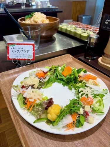 【聖誕菜單】

晚安!
這是一個素食廚房🥗

距離2025年只剩幾天了。
最後，下週就是聖誕節🎄

前幾天，也就是12月14日（星期日）舉行的活動
豐田聖誕美食節 2025
@toyooka_tabijikan
許多顧客來到了豐岡市場路邊站。
謝謝大家的光臨🎅🎁
謝謝你！

素食廚房也可供活動使用。
限時優惠，至25日
聖誕節菜單上線💓

💚🍰🌟🎄🎁❄️☃️🎅🫎✨🎄❄️🧣❤️

【2025年素食廚房聖誕菜單】
🐽新比豬肉漢堡牛排配半釉汁
🥗自製瑞茜沙拉
烤雞
🥙 皮塔餅 ~ 聖誕色彩莎莎醬 ❤️ 和羅勒醬 💚 ~
🍅蔬菜湯（番茄湯）
🥣奶油燉菜
🐓雞飯
🍕聖誕甜點披薩
🧡市田柿子乾果磅蛋糕（德式聖誕蛋糕）
🍓豐岡村草莓甜點
如

💚🍰🌟🎄🎁❄️☃️🎅🫎✨🎄❄️🧣❤️

其他每日沙拉吧和
我們還提供各種各樣的菜餚🍽️

此外，素食廚房內部、入口區域和香草園
好多聖誕樹、花圈和裝飾品✨💖
晚上之後你就吃不下東西了。
您還可以欣賞燈光秀🎄

請帶上您珍貴的家人、伴侶或朋友一起來。
祝你玩得開心♪🌃

我們期待您的光臨！

✼••┈••✼••┈┈••┈•✼••┈┈••✼••┈┈••✼••┈┈••✼
蔬菜齊全的廚房
豐岡村的新鮮蔬菜和水果
自助餐樣式豐富
菜園自助餐廳
﹍﹍﹍﹍﹍﹍﹍﹍﹍
蔬菜齊全的廚房
﹉﹉﹉﹉﹉﹉﹉﹉﹉
我們是南信州唯一獲得日本蔬菜侍酒師協會認證的商店。

@道之站南新州豐岡Marche
長野縣下伊那郡豐岡村上根12410
☎️0265-48-8063

#蔬菜廚房
#vegefullkitchen
#菜園自助餐
#自助餐#餐廳
#大量蔬菜 #蔬菜自助餐
#豐岡旅行時間#豐岡馬爾凱
#南信州豐岡Marche
#路邊站 #路邊站餐廳
#豐岡村#飯田市#下伊那
#日本蔬菜侍酒師協會認證餐廳
#聖誕節 #聖誕菜單 #限時供應 #燈光秀 #聖誕樹