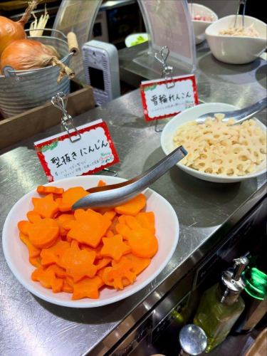 【圣诞菜单】

晚上好！
这是一个素食厨房🥗

距离2025年只剩几天了。
最后，下周就是圣诞节啦🎄

前几天，也就是12月14日（星期日）举行的活动
丰田圣诞美食节 2025
@toyooka_tabijikan
许多顾客来到了丰冈市场路边站。
谢谢大家的光临🎅🎁
谢谢你！

素食厨房也可供活动使用。
限时优惠，截止至25日
圣诞菜单已上线💓

💚🍰🌟🎄🎁❄️☃️🎅🫎✨🎄❄️🧣❤️

【2025年素食厨房圣诞菜单】
🐽新比猪肉汉堡牛排配半釉汁
🥗自制瑞茜沙拉
烤鸡
🥙 皮塔饼 ~ 圣诞色彩莎莎酱 ❤️ 和罗勒酱 💚 ~
🍅蔬菜汤（番茄汤）
🥣奶油炖菜
🐓鸡饭
🍕圣诞甜点披萨
🧡市田柿子干果磅蛋糕（德式圣诞蛋糕）
🍓丰冈村草莓甜点
如

💚🍰🌟🎄🎁❄️☃️🎅🫎✨🎄❄️🧣❤️

其他每日沙拉吧和
我们还提供各种各样的菜肴🍽️

此外，素食厨房内部、入口区域和香草园
好多圣诞树、花环和装饰品✨💖
晚上之后你就吃不下东西了。
您还可以欣赏灯光秀🎄

请带上您珍贵的家人、伴侣或朋友一起来。
祝你玩得开心♪🌃

我们期待您的光临！

✼••┈••✼••┈┈••┈•✼••┈┈••✼••┈┈••✼••┈┈••✼
蔬菜齐全的厨房
丰冈村的新鲜蔬菜和水果
自助餐样式丰富
菜园自助餐厅
﹍﹍﹍﹍﹍﹍﹍﹍﹍
蔬菜齐全的厨房
﹉﹉﹉﹉﹉﹉﹉﹉﹉
我们是南信州唯一一家获得日本蔬菜侍酒师协会认证的商店。

@道之站南新州丰冈Marche
长野县下伊那郡丰冈村上根12410
☎️0265-48-8063

#蔬菜厨房
#vegefullkitchen
#菜园自助餐
#自助餐#餐厅
#大量蔬菜 #蔬菜自助餐
#丰冈旅行时间#丰冈马尔凯
#南信州丰冈Marche
#路边站 #路边站餐厅
#丰冈村#饭田市#下伊那
#日本蔬菜侍酒师协会认证餐厅
#圣诞节 #圣诞菜单 #限时供应 #灯光秀 #圣诞树