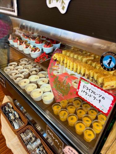 [Christmas Menu]

Good evening!
It's a veggie kitchen 🥗

There's only a few days left until 2025.
And finally next week is Christmas 🎄

The other day, held on 12/14 (Sun)
Toyoda Christmas Food Festival 2025
@toyooka_tabijikan
Many customers came to Roadside Station Toyooka Marche
Thank you for coming 🎅🎁
thank you!

Vegeful kitchen also available for events
For a limited time only until the 25th
Christmas menu available 💓

💚🍰🌟🎄🎁❄️☃️🎅🫎✨🎄❄️🧣❤️

[Vegetarian Kitchen 2025 Christmas Menu]
🐽Shinbi Pork Hamburg Steak with Demi-Glace Sauce
🥗Make your own Reese's salad
🍗Roast Chicken
🥙 Pita bread ~ Christmas colored salsa ❤️ and basil 💚 sauce ~
🍅Minestrone ~Tomato Soup~
🥣Cream stew
🐓Chicken rice
🍕Christmas Dessert Pizza
🧡Ichida Persimmon and Dried Fruit Pound Cake ~Stollen Style~
🍓Toyooka Village strawberry dessert
Such

💚🍰🌟🎄🎁❄️☃️🎅🫎✨🎄❄️🧣❤️

Other daily salad bar and
We also have a wide variety of dishes available 🍽️

In addition, the Vegeful Kitchen interior, the entrance area, and the herb garden are
Lots of Christmas trees, wreaths and decorations ✨💖
You can't eat after the evening
You can also enjoy the illuminations 🎄

Please come with your precious family, partner, or friends.
Have a wonderful time ♪🌃

We look forward to your visit!

✼••┈┈••✼••┈┈••✼••┈┈••✼••┈┈••✼
Vegeful Kitchen is
Fresh vegetables and fruits from Toyooka Village
A generous buffet-style meal
Vegetable Garden Buffet Restaurant
﹍ ﹍ ﹍ ﹍ ﹍ ﹍ ﹍ ﹍ ﹍
VEGE-FULL KITCHEN
﹉ ﹉ ﹉ ﹉ ﹉ ﹉ ﹉ ﹉ ﹉
We are the only store in Minami Shinshu certified by the Japan Vegetable Sommelier Association.

@Roadside Station Minami Shinshu Toyooka Marche
Nagano Prefecture, Shimoina District, Toyooka Village, Kamiina 12410
☎️0265-48-8063

#Vegetablefulkitchen
#vegefullkitchen
#VegetableGardenBuffet
#Buffet #Restaurant
#Lots of vegetables #Vegetable buffet
#Toyooka Travel Time #Toyooka Marche
#Minami Shinshu Toyooka Marche
#Roadside station #Roadside station restaurant
#Toyooka Village #Iida City #Shimoina
#Japan Vegetable Sommelier Association Certified Restaurant
#Christmas #Christmas menu #Limited time #Illuminations #Christmas tree