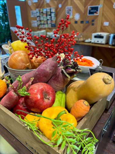 [Christmas Menu]

Good evening!
It's a veggie kitchen 🥗

There's only a few days left until 2025.
And finally next week is Christmas 🎄

The other day, held on 12/14 (Sun)
Toyoda Christmas Food Festival 2025
@toyooka_tabijikan
Many customers came to Roadside Station Toyooka Marche
Thank you for coming 🎅🎁
thank you!

Vegeful kitchen also available for events
For a limited time only until the 25th
Christmas menu available 💓

💚🍰🌟🎄🎁❄️☃️🎅🫎✨🎄❄️🧣❤️

[Vegetarian Kitchen 2025 Christmas Menu]
🐽Shinbi Pork Hamburg Steak with Demi-Glace Sauce
🥗Make your own Reese's salad
🍗Roast Chicken
🥙 Pita bread ~ Christmas colored salsa ❤️ and basil 💚 sauce ~
🍅Minestrone ~Tomato Soup~
🥣Cream stew
🐓Chicken rice
🍕Christmas Dessert Pizza
🧡Ichida Persimmon and Dried Fruit Pound Cake ~Stollen Style~
🍓Toyooka Village strawberry dessert
Such

💚🍰🌟🎄🎁❄️☃️🎅🫎✨🎄❄️🧣❤️

Other daily salad bar and
We also have a wide variety of dishes available 🍽️

In addition, the Vegeful Kitchen interior, the entrance area, and the herb garden are
Lots of Christmas trees, wreaths and decorations ✨💖
You can't eat after the evening
You can also enjoy the illuminations 🎄

Please come with your precious family, partner, or friends.
Have a wonderful time ♪🌃

We look forward to your visit!

✼••┈┈••✼••┈┈••✼••┈┈••✼••┈┈••✼
Vegeful Kitchen is
Fresh vegetables and fruits from Toyooka Village
A generous buffet-style meal
Vegetable Garden Buffet Restaurant
﹍ ﹍ ﹍ ﹍ ﹍ ﹍ ﹍ ﹍ ﹍
VEGE-FULL KITCHEN
﹉ ﹉ ﹉ ﹉ ﹉ ﹉ ﹉ ﹉ ﹉
We are the only store in Minami Shinshu certified by the Japan Vegetable Sommelier Association.

@Roadside Station Minami Shinshu Toyooka Marche
Nagano Prefecture, Shimoina District, Toyooka Village, Kamiina 12410
☎️0265-48-8063

#Vegetablefulkitchen
#vegefullkitchen
#VegetableGardenBuffet
#Buffet #Restaurant
#Lots of vegetables #Vegetable buffet
#Toyooka Travel Time #Toyooka Marche
#Minami Shinshu Toyooka Marche
#Roadside station #Roadside station restaurant
#Toyooka Village #Iida City #Shimoina
#Japan Vegetable Sommelier Association Certified Restaurant
#Christmas #Christmas menu #Limited time #Illuminations #Christmas tree