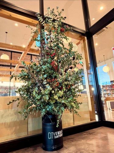 [Christmas Menu]

Good evening!
It's a veggie kitchen 🥗

There's only a few days left until 2025.
And finally next week is Christmas 🎄

The other day, held on 12/14 (Sun)
Toyoda Christmas Food Festival 2025
@toyooka_tabijikan
Many customers came to Roadside Station Toyooka Marche
Thank you for coming 🎅🎁
thank you!

Vegeful kitchen also available for events
For a limited time only until the 25th
Christmas menu available 💓

💚🍰🌟🎄🎁❄️☃️🎅🫎✨🎄❄️🧣❤️

[Vegetarian Kitchen 2025 Christmas Menu]
🐽Shinbi Pork Hamburg Steak with Demi-Glace Sauce
🥗Make your own Reese's salad
🍗Roast Chicken
🥙 Pita bread ~ Christmas colored salsa ❤️ and basil 💚 sauce ~
🍅Minestrone ~Tomato Soup~
🥣Cream stew
🐓Chicken rice
🍕Christmas Dessert Pizza
🧡Ichida Persimmon and Dried Fruit Pound Cake ~Stollen Style~
🍓Toyooka Village strawberry dessert
Such

💚🍰🌟🎄🎁❄️☃️🎅🫎✨🎄❄️🧣❤️

Other daily salad bar and
We also have a wide variety of dishes available 🍽️

In addition, the Vegeful Kitchen interior, the entrance area, and the herb garden are
Lots of Christmas trees, wreaths and decorations ✨💖
You can't eat after the evening
You can also enjoy the illuminations 🎄

Please come with your precious family, partner, or friends.
Have a wonderful time ♪🌃

We look forward to your visit!

✼••┈┈••✼••┈┈••✼••┈┈••✼••┈┈••✼
Vegeful Kitchen is
Fresh vegetables and fruits from Toyooka Village
A generous buffet-style meal
Vegetable Garden Buffet Restaurant
﹍ ﹍ ﹍ ﹍ ﹍ ﹍ ﹍ ﹍ ﹍
VEGE-FULL KITCHEN
﹉ ﹉ ﹉ ﹉ ﹉ ﹉ ﹉ ﹉ ﹉
We are the only store in Minami Shinshu certified by the Japan Vegetable Sommelier Association.

@Roadside Station Minami Shinshu Toyooka Marche
Nagano Prefecture, Shimoina District, Toyooka Village, Kamiina 12410
☎️0265-48-8063

#Vegetablefulkitchen
#vegefullkitchen
#VegetableGardenBuffet
#Buffet #Restaurant
#Lots of vegetables #Vegetable buffet
#Toyooka Travel Time #Toyooka Marche
#Minami Shinshu Toyooka Marche
#Roadside station #Roadside station restaurant
#Toyooka Village #Iida City #Shimoina
#Japan Vegetable Sommelier Association Certified Restaurant
#Christmas #Christmas menu #Limited time #Illuminations #Christmas tree