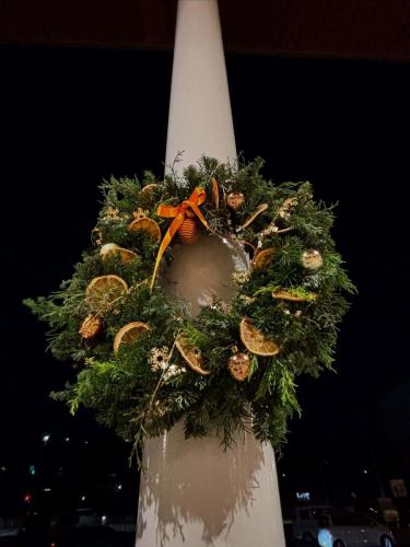 [Christmas Menu]

Good evening!
It's a veggie kitchen 🥗

There's only a few days left until 2025.
And finally next week is Christmas 🎄

The other day, held on 12/14 (Sun)
Toyoda Christmas Food Festival 2025
@toyooka_tabijikan
Many customers came to Roadside Station Toyooka Marche
Thank you for coming 🎅🎁
thank you!

Vegeful kitchen also available for events
For a limited time only until the 25th
Christmas menu available 💓

💚🍰🌟🎄🎁❄️☃️🎅🫎✨🎄❄️🧣❤️

[Vegetarian Kitchen 2025 Christmas Menu]
🐽Shinbi Pork Hamburg Steak with Demi-Glace Sauce
🥗Make your own Reese's salad
🍗Roast Chicken
🥙 Pita bread ~ Christmas colored salsa ❤️ and basil 💚 sauce ~
🍅Minestrone ~Tomato Soup~
🥣Cream stew
🐓Chicken rice
🍕Christmas Dessert Pizza
🧡Ichida Persimmon and Dried Fruit Pound Cake ~Stollen Style~
🍓Toyooka Village strawberry dessert
Such

💚🍰🌟🎄🎁❄️☃️🎅🫎✨🎄❄️🧣❤️

Other daily salad bar and
We also have a wide variety of dishes available 🍽️

In addition, the Vegeful Kitchen interior, the entrance area, and the herb garden are
Lots of Christmas trees, wreaths and decorations ✨💖
You can't eat after the evening
You can also enjoy the illuminations 🎄

Please come with your precious family, partner, or friends.
Have a wonderful time ♪🌃

We look forward to your visit!

✼••┈┈••✼••┈┈••✼••┈┈••✼••┈┈••✼
Vegeful Kitchen is
Fresh vegetables and fruits from Toyooka Village
A generous buffet-style meal
Vegetable Garden Buffet Restaurant
﹍ ﹍ ﹍ ﹍ ﹍ ﹍ ﹍ ﹍ ﹍
VEGE-FULL KITCHEN
﹉ ﹉ ﹉ ﹉ ﹉ ﹉ ﹉ ﹉ ﹉
We are the only store in Minami Shinshu certified by the Japan Vegetable Sommelier Association.

@Roadside Station Minami Shinshu Toyooka Marche
Nagano Prefecture, Shimoina District, Toyooka Village, Kamiina 12410
☎️0265-48-8063

#Vegetablefulkitchen
#vegefullkitchen
#VegetableGardenBuffet
#Buffet #Restaurant
#Lots of vegetables #Vegetable buffet
#Toyooka Travel Time #Toyooka Marche
#Minami Shinshu Toyooka Marche
#Roadside station #Roadside station restaurant
#Toyooka Village #Iida City #Shimoina
#Japan Vegetable Sommelier Association Certified Restaurant
#Christmas #Christmas menu #Limited time #Illuminations #Christmas tree