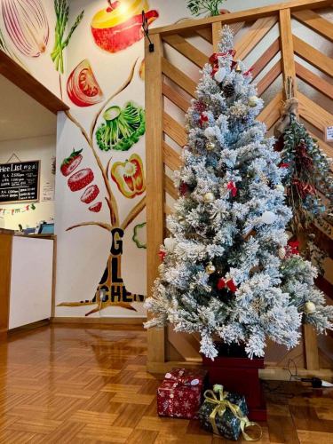 【クリスマスメニュー】

こんばんは！
ベジフルキッチンです🥗

2025年も残り僅かになりましたね。
そしていよいよ来週はクリスマス🎄

先日12/14(日)開催の
とよ旅XMAS FOOD FES2025
@toyooka_tabijikan では
大勢のお客様が道の駅とよおかマルシェに
お越しいただきました🎅🎁
ありがとうございます！

ベジフルキッチンもイベントに合わせて
25日までの期間限定で
クリスマスメニューをご用意しています💓

💚🍰🌟🎄🎁❄️☃️🎅🫎✨🎄❄️🧣❤️

【ベジフルキッチン　2025クリスマスMenu】
🐽信美豚のハンバーグ～デミグラスソースがけ～
🥗自分でつくるリースサラダ
🍗ローストチキン
🥙ピタパン～サルサ❤️とバジル💚のクリスマスカラーソース～
🍅ミネストローネ～トマトスープ～
🥣クリームシチュー
🐓チキンライス
🍕クリスマスデザートピザ
🧡市田柿入とドライフルーツのパウンドケーキ～シュトレン風～
🍓豊丘村産いちごのデザート
　　　　　　　　　　など

💚🍰🌟🎄🎁❄️☃️🎅🫎✨🎄❄️🧣❤️

その他日替わりのサラダバーや
お料理も多数ご用意しています🍽️

また、ベジフルキッチン店内や入口周辺、ハーブガーデンは、
クリスマスツリーやリース、飾りもたくさん✨💖
夕方以降は、お食事はできませんが
イルミネーションもお楽しみいただけます🎄

大切なご家族、恋人、ご友人とぜひ
素敵な時間をお過ごしください♪🌃

みなさまのご来店、心よりお待ちしております！

✼••┈┈••✼••┈┈••✼••┈┈••✼••┈┈••✼ 
ベジフルキッチンは
 豊丘村の新鮮な野菜や果物が 
たっぷり取れるビュッフェスタイルの 
菜園ビュッフェレストラン 
﹍ ﹍ ﹍ ﹍ ﹍ ﹍ ﹍ ﹍ ﹍ 
ベジフルキッチン VEGE-FULL KITCHEN 
﹉ ﹉ ﹉ ﹉ ﹉ ﹉ ﹉ ﹉ ﹉ 
南信州唯一の日本野菜ソムリエ協会認定店です🥗

@道の駅南信州とよおかマルシェ 
長野県下伊那郡豊丘村神稲12410 
☎️0265-48-8063

#ベジフルキッチン
#vegefullkitchen
#菜園ビュッフェ
#ビュッフェ #レストラン
#野菜たっぷり #野菜ビュッフェ
#とよおか旅時間#とよおかマルシェ
#南信州とよおかマルシェ
#道の駅 #道の駅レストラン 
#豊丘村 #飯田市 #下伊那
#日本野菜ソムリエ協会認定レストラン
#クリスマス#クリスマスメニュー#期間限定#イルミネーション#クリスマスツリー