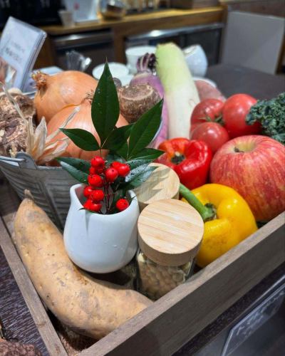 【2月営業カレンダー】

〈2/1訂正〉
3/4（水）は営業日です。
カレンダーの間違いです💦申し訳ございません。
3月の営業日は後日別の投稿で最新情報をご確認ください🙇

こんにちは！
ベジフルキッチンです🫜

大寒波の影響で
滅多に雪の降らない豊丘村でも
このところは雪が積もる日もあります☃️❄️
厳しい寒さで体調を崩されていないでしょうか？
どうぞご自愛くださいませ😌🌱

------------------
📣2月お休みのお知らせ
〇毎週火曜日、水曜日
3,4,9,10,17,18,24,25日

1月に引き続き冬季で野菜の種類や収穫量が減るため、
定休日を週２日に変更して営業してまいります❄️

団体様のご利用日は🚍マークが付いています。
詳細を確認したい場合はお電話でお問合せください。

お休み中、ベジフルキッチンのお電話へ
ご予約や問い合わせのご連絡をいただいても
対応出来かねますことご了承くださいませ。
定休日でもWeb予約なら24時間可能です！
------------------

ご不便をおかけいたしますが、
ご理解いただけますようお願いします。

旬の野菜・果物は
体の調子を整える効果が期待できます🥗
ぜひたっぷり野菜を食べにお越しください❗️
2月は節分👹とバレンタインデー💝
イベントに合わせたメニューもご用意する予定です！

📸背景写真のご紹介
🧑‍🌾長谷川さんの南天

「難を転じて福となす」縁起のいい植物として
お料理のあしらいに使用されています🌿
ちょうど実がなる時期が12～1月ごろで、
お正月飾りやおせち料理によく使われていますね❣️

ただ、南天の実には毒があり
過剰摂取すると中毒症状を引き起こします☠️
一方で生薬としては鎮痛・殺菌作用など
有効成分があるとされて
のど飴に配合されていることもあります。
この防腐・殺菌作用を活用して
お料理のあしらいに使用されるようになったとも言います🌱

南信州は南天の生産がさかんな地域で、
中山間地域で特に
時期になると真っ赤な圃場の様子を見ることができます。
冬枯れのなか、赤い実が鮮やかに見えますよ❤️

✼••┈┈••✼••┈┈••✼••┈┈••✼••┈┈••✼ 
ベジフルキッチンは
 豊丘村の新鮮な野菜や果物が 
たっぷり取れるビュッフェスタイルの 
菜園ビュッフェレストラン 
﹍ ﹍ ﹍ ﹍ ﹍ ﹍ ﹍ ﹍ ﹍ 
ベジフルキッチン VEGE-FULL KITCHEN 
﹉ ﹉ ﹉ ﹉ ﹉ ﹉ ﹉ ﹉ ﹉ 
南信州唯一の日本野菜ソムリエ協会認定店です🥗

@道の駅南信州とよおかマルシェ 
長野県下伊那郡豊丘村神稲12410 
☎️0265-48-8063

#ベジフルキッチン
#野菜ビュッフェ
#道の駅とよおかマルシェ
#豊丘村
#日本野菜ソムリエ協会認定店